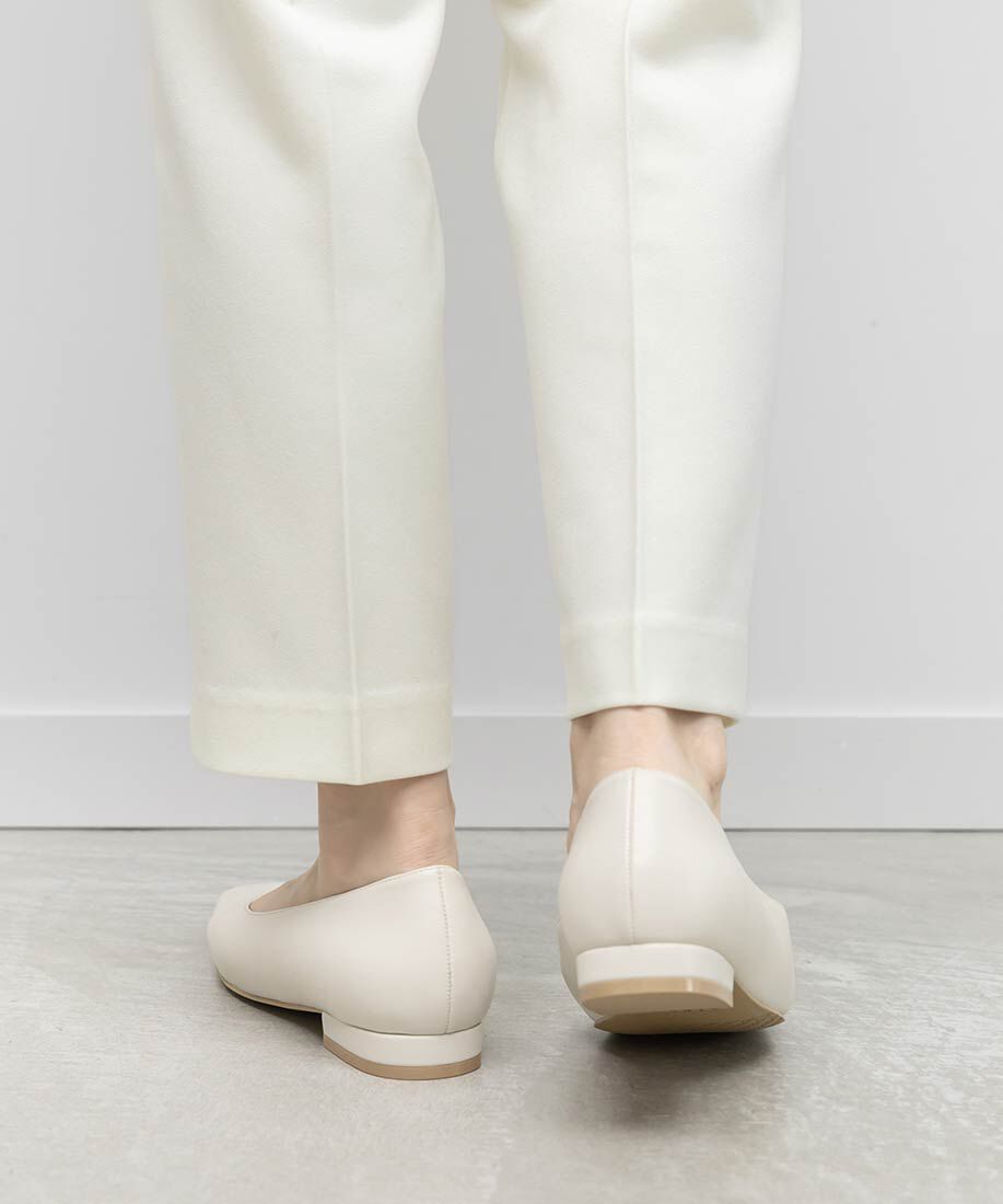  「ゴールドパーツVカットフラットパンプス」|パンプス|