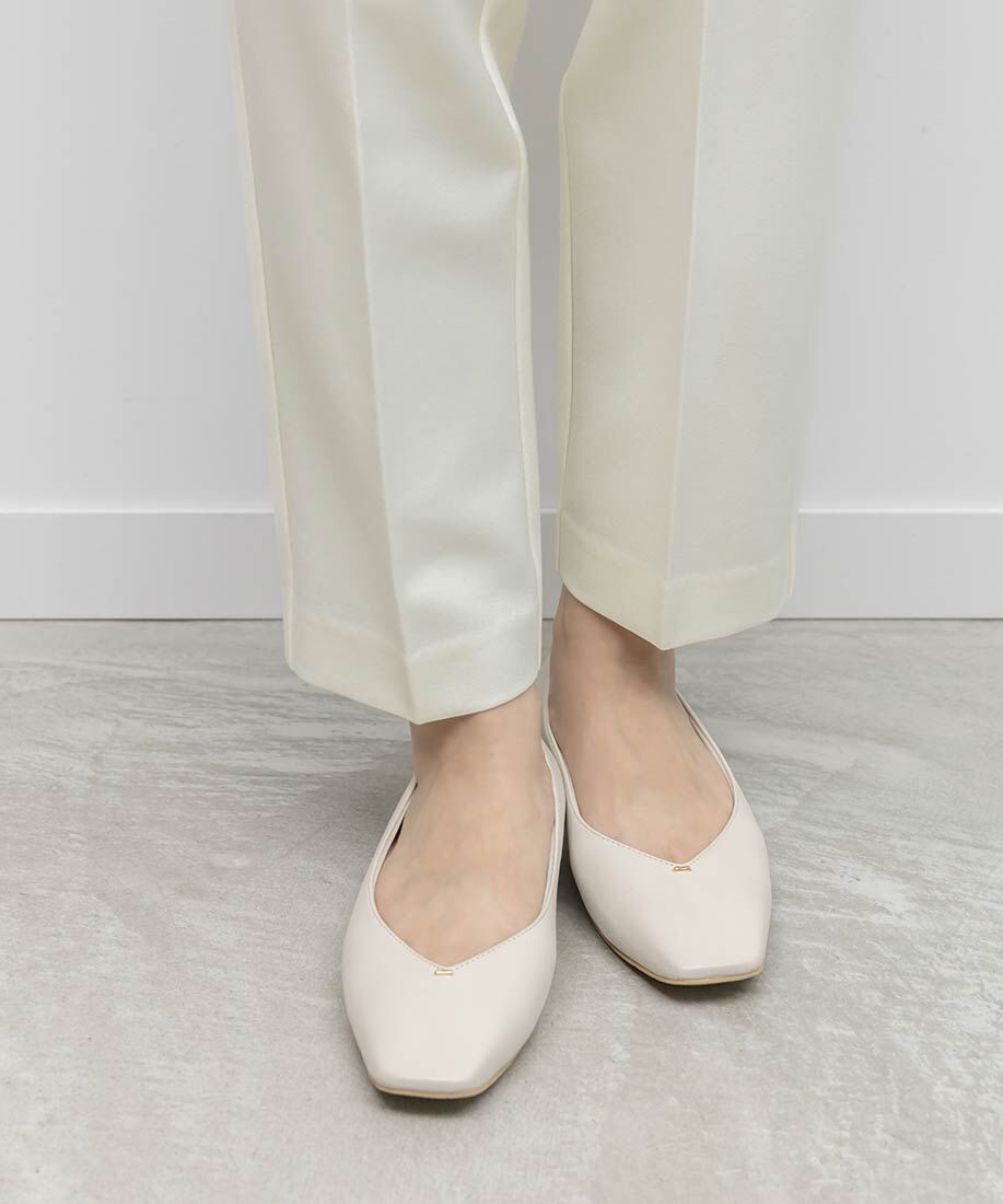  「ゴールドパーツVカットフラットパンプス」|パンプス|