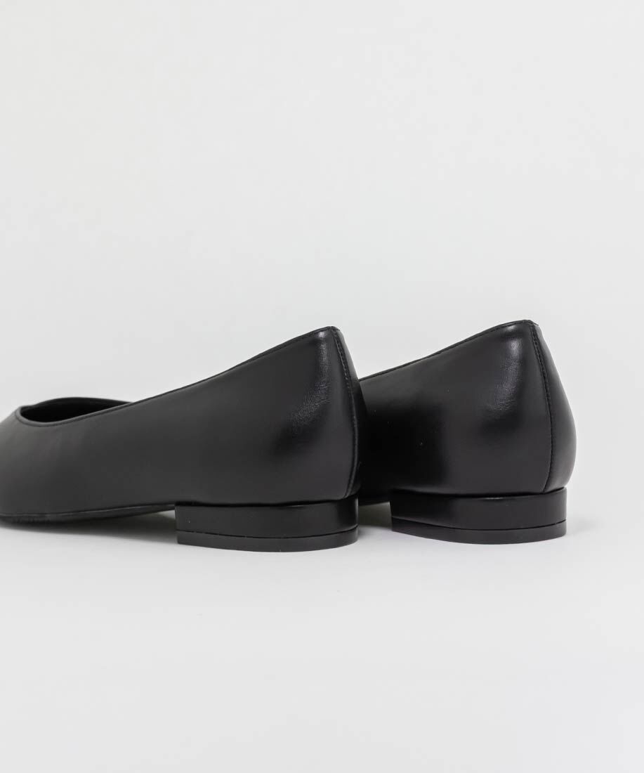  「ゴールドパーツVカットフラットパンプス」|パンプス|