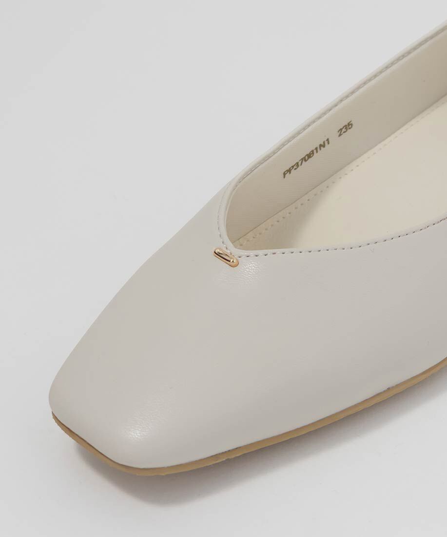  「ゴールドパーツVカットフラットパンプス」|パンプス|