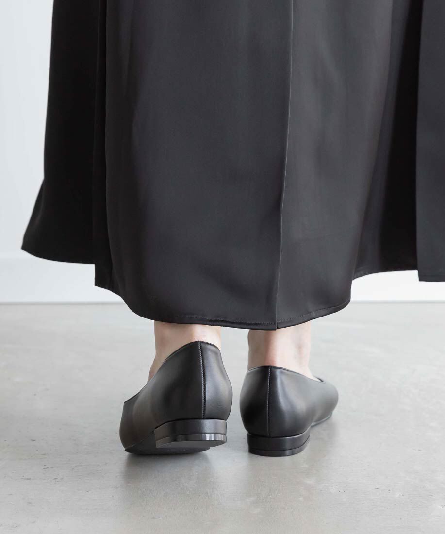  「ゴールドパーツVカットフラットパンプス」|パンプス|