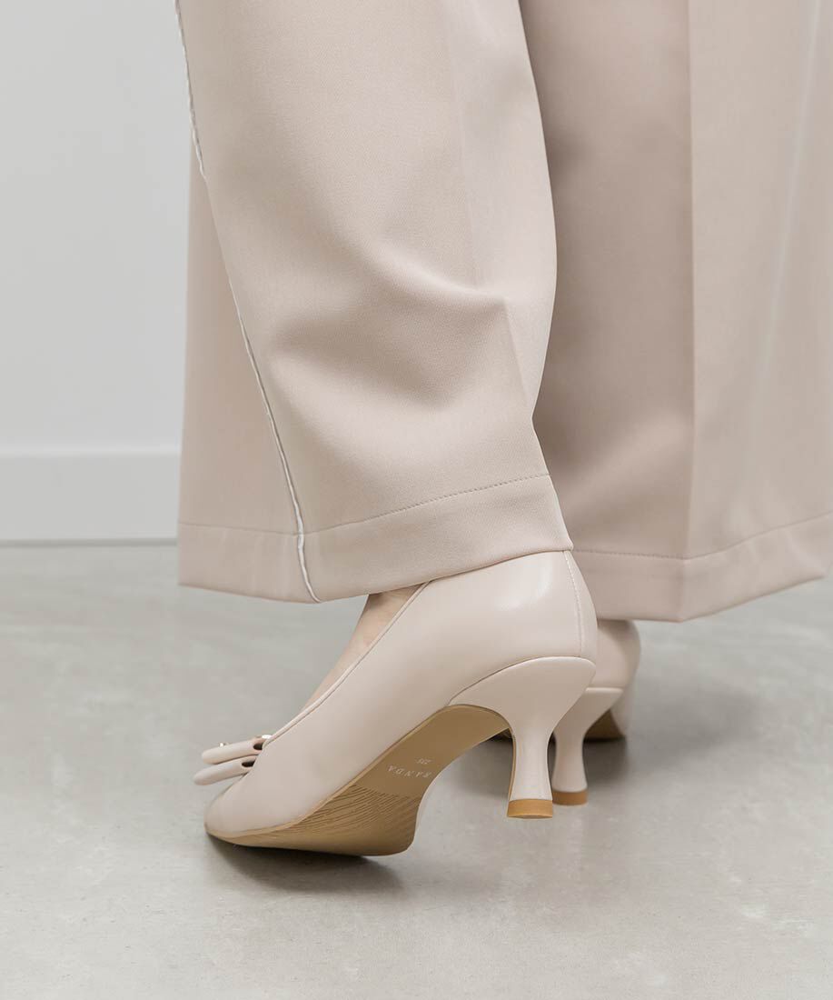  「【走れる美脚パンプス】ビジューモノグラムリボンフィットパンプス」|パンプス|