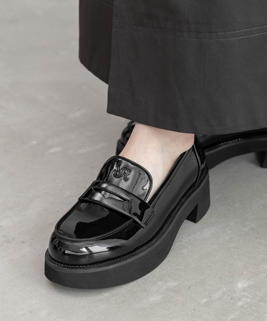  「モノグラムエンボスラウンドトゥローファー」|ローファー|ブラック