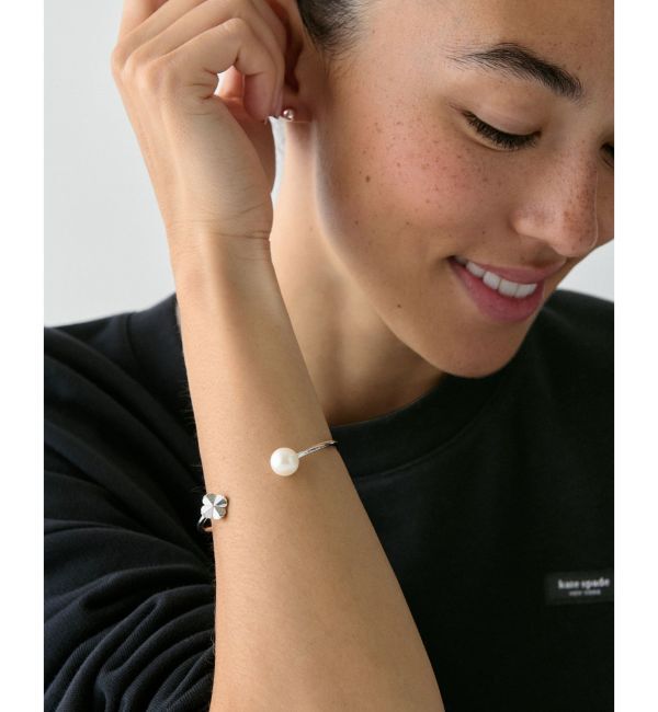 kate spade new york「スペード フラワー パール カフ」|ブレスレット・バングル|