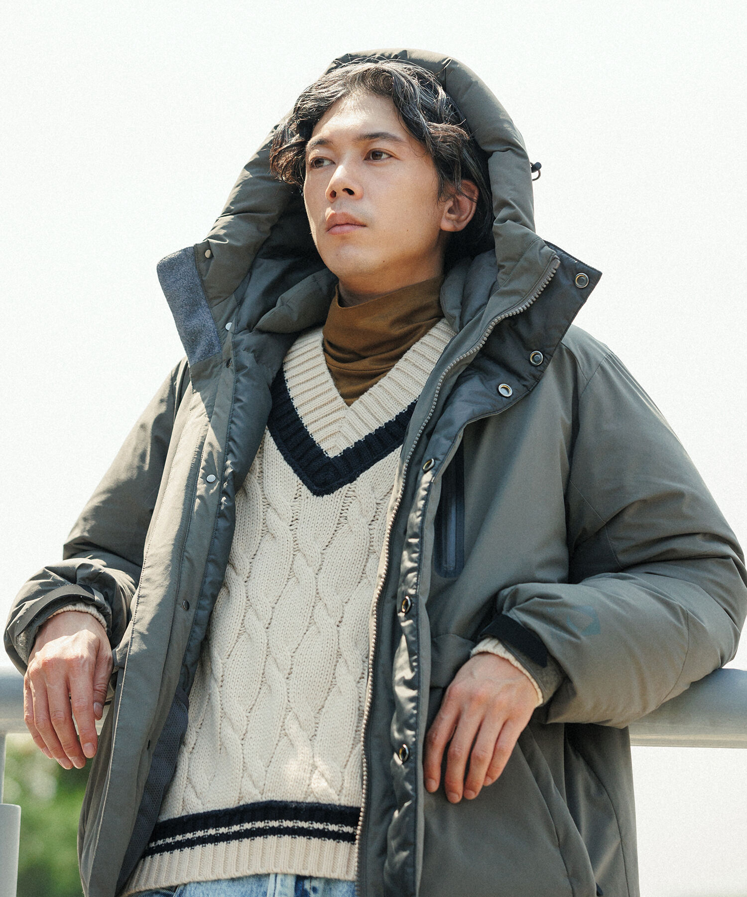 ADAM ET ROPE'「【ALLIED】700FP ショート フーディー ダウンジャケット / ユニセックス」|ダウン|チャコール(06)