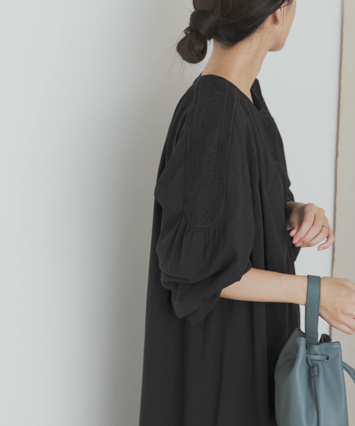 URBAN RESEARCH DOORS「エンブロイダリーギャザーワンピース」|ワンピース|