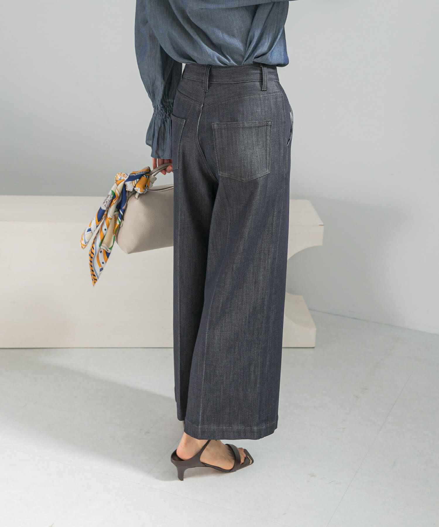 URBAN RESEARCH ROSSO「ピンタックストレッチワイドデニムパンツ」|デニム|