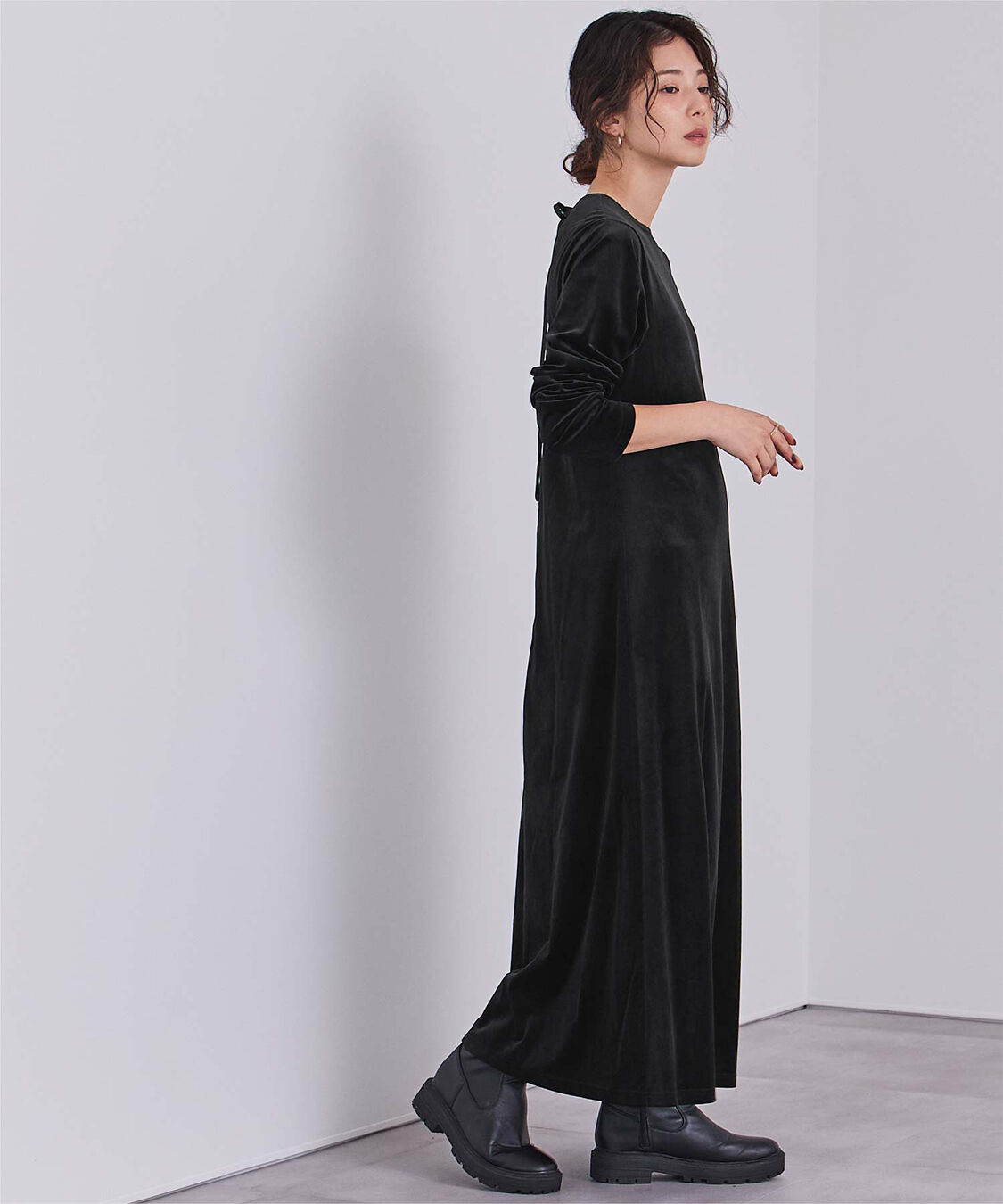 ur's「【yukiさんコラボアイテム】バックリボンフィットアンドフレアベロアワンピース」|ワンピース|