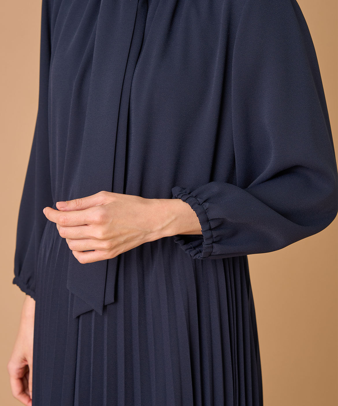 INED「ボウタイ付きプリーツワンピース」|ワンピース|