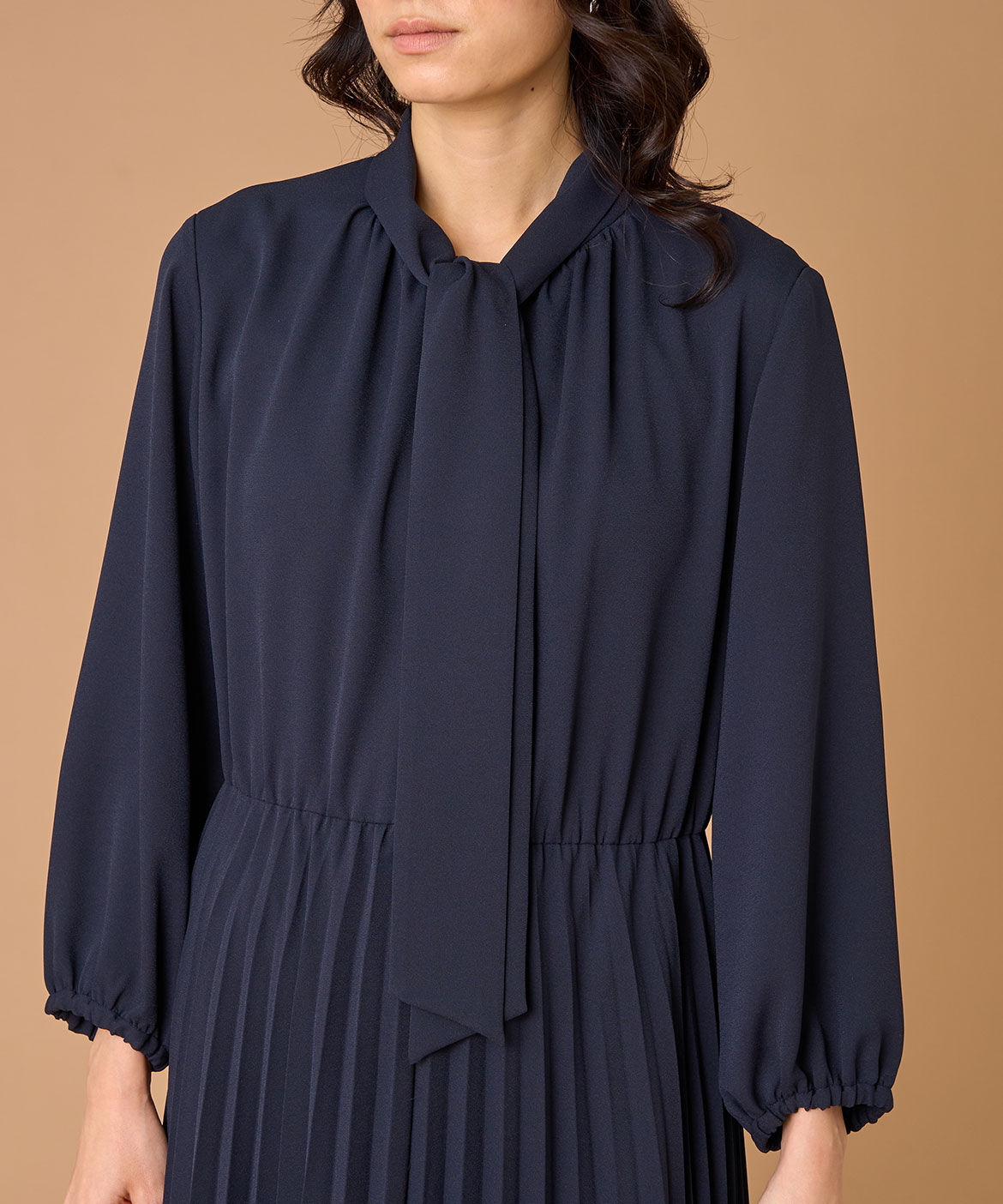 INED「ボウタイ付きプリーツワンピース」|ワンピース|