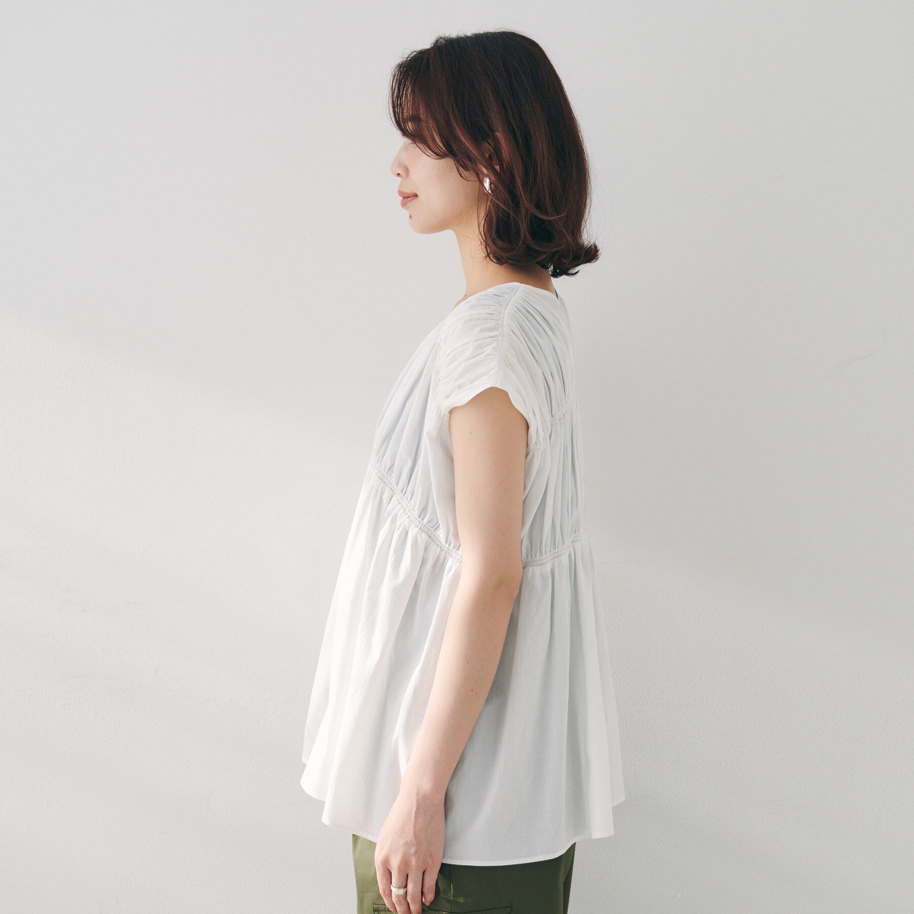 UNTITLED「【コットン100/洗える/トレンド】シャーリングブラウス」|シャツ・ブラウス|