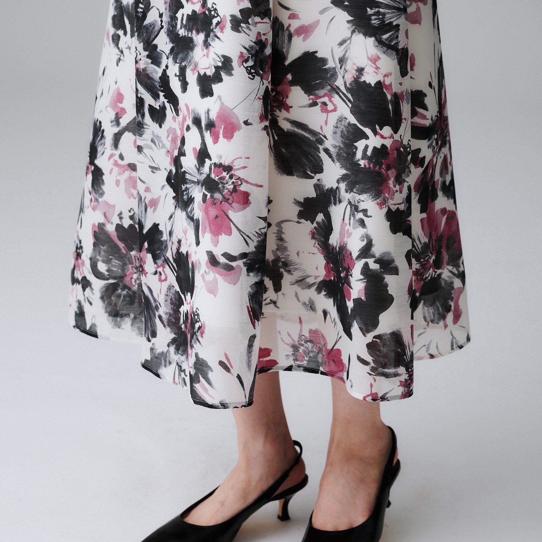 UNTITLED「【シアー/エレガント/花柄/夏ワンピ】ペイントフラワーワンピース」|ワンピース|