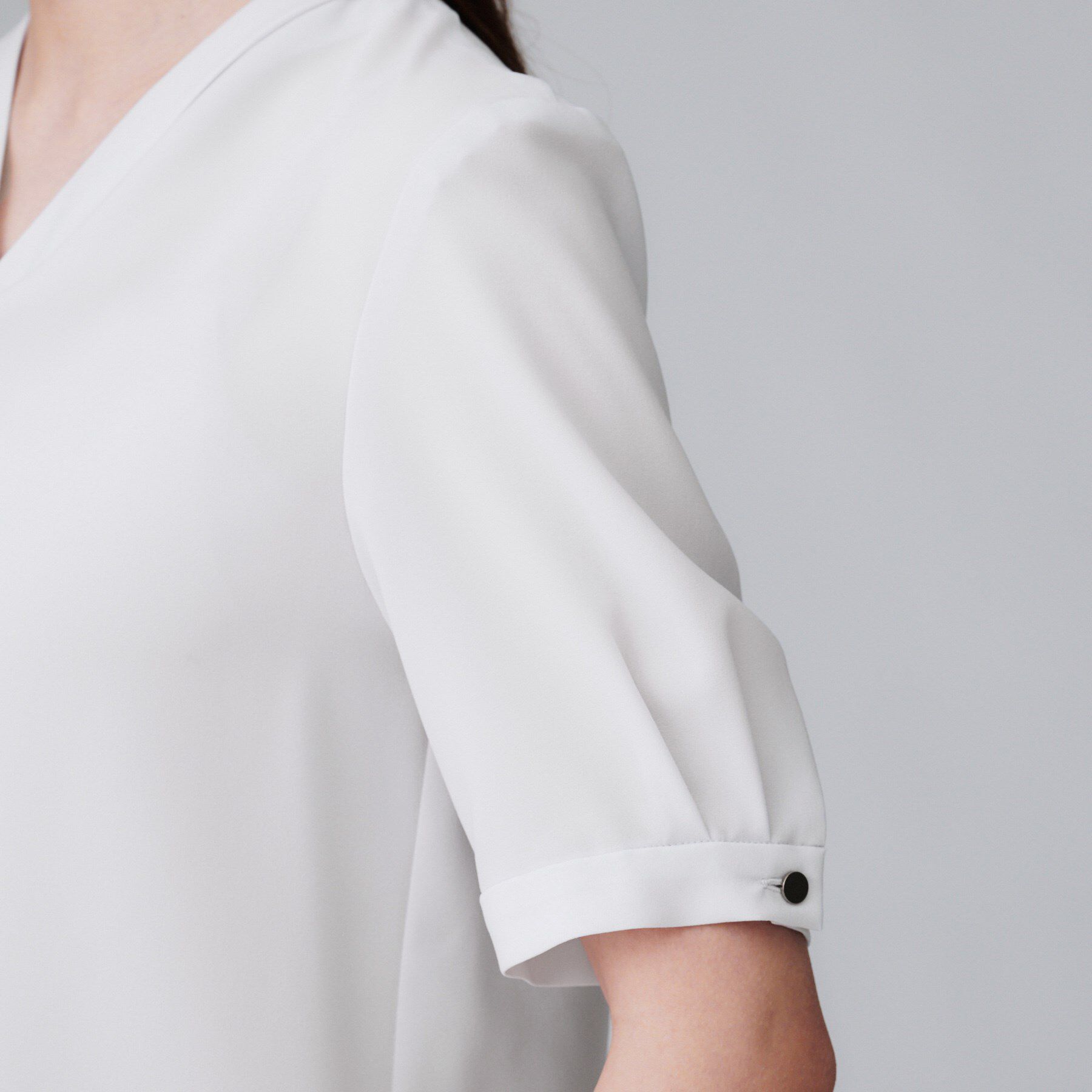 UNTITLED「【洗える/ストレッチ/通勤】Vネックブラウス」|シャツ・ブラウス|