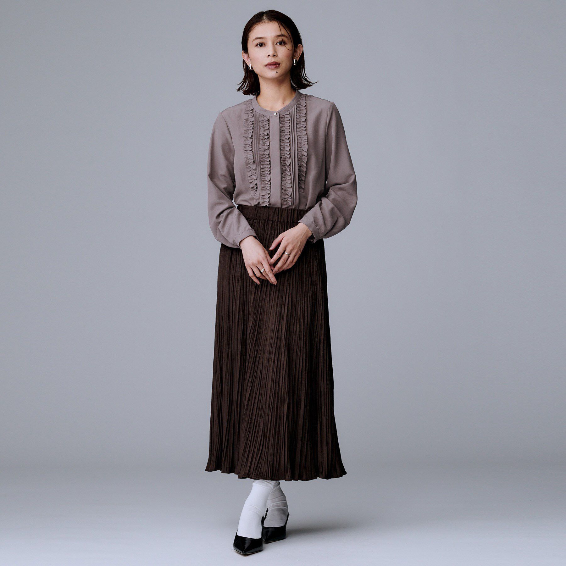 UNTITLED「【1枚で着映え/オンオフ着回し】フリルサテンブラウス」|シャツ・ブラウス|