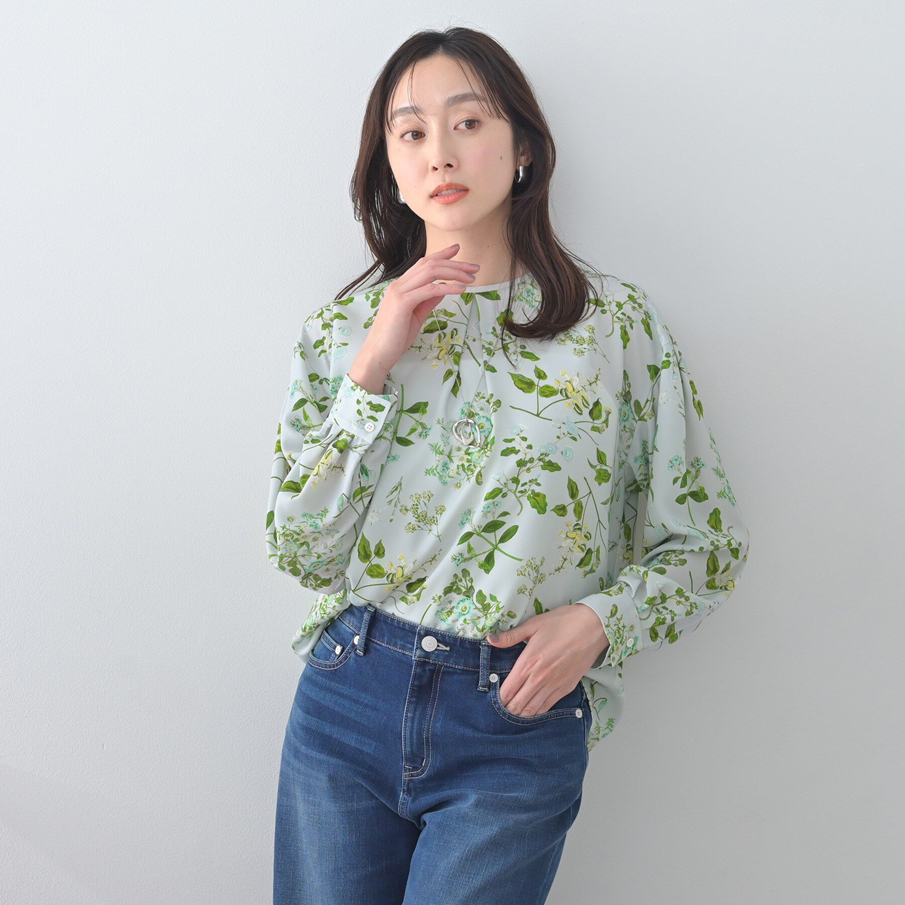 UNTITLED「【花柄/洗える】ボタニカルブラウス」|シャツ・ブラウス|サックスブルー(19