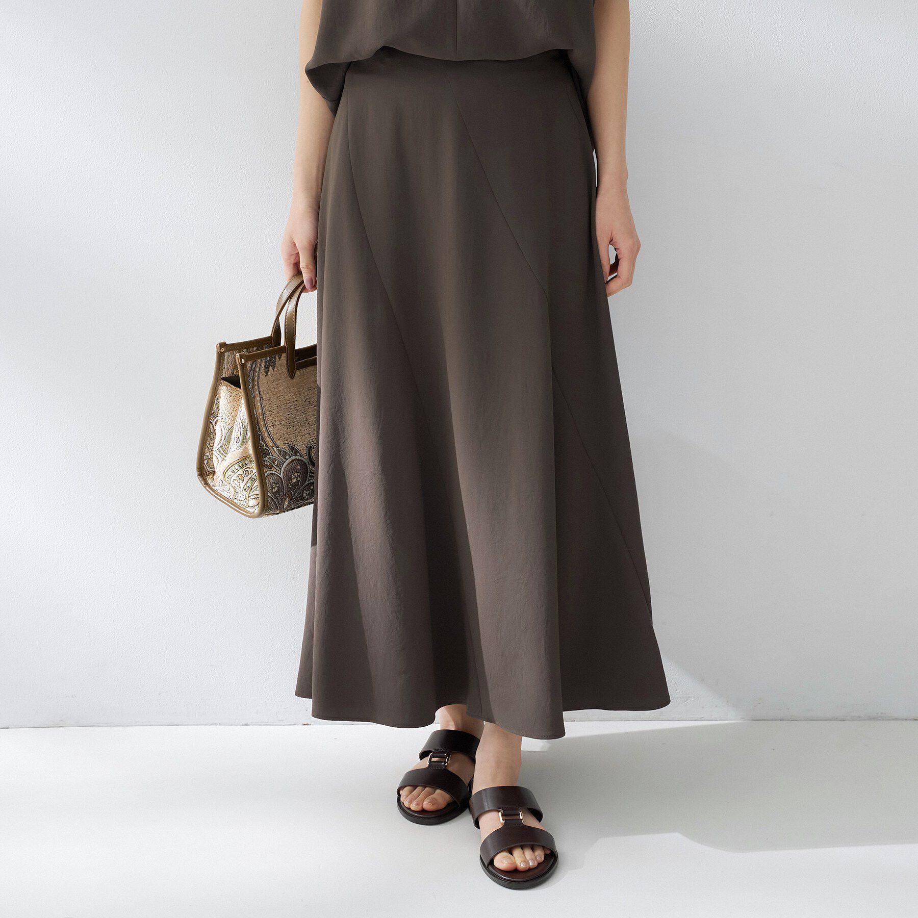 UNTITLED「【夏の名品セットアップが今年も登場！/はっ水/遮熱】リラクミスト フレアスカート」|スカート|ブラウン(043)