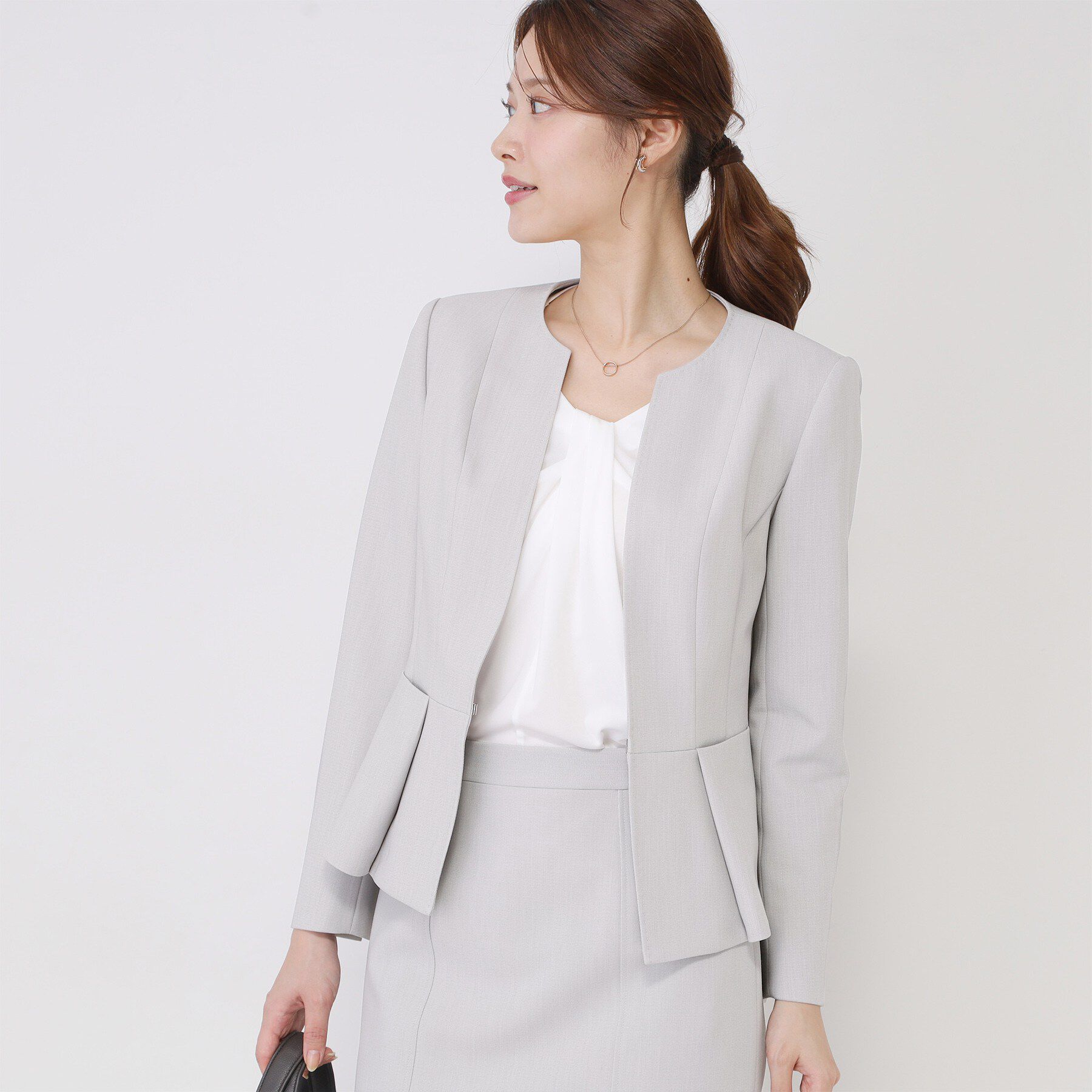 COUP DE CHANCE「【手洗い可／日本製／スーツ可】ペプラムデザイン　カラーレスジャケット」|ノーカラージャケット|ライトグレー(011