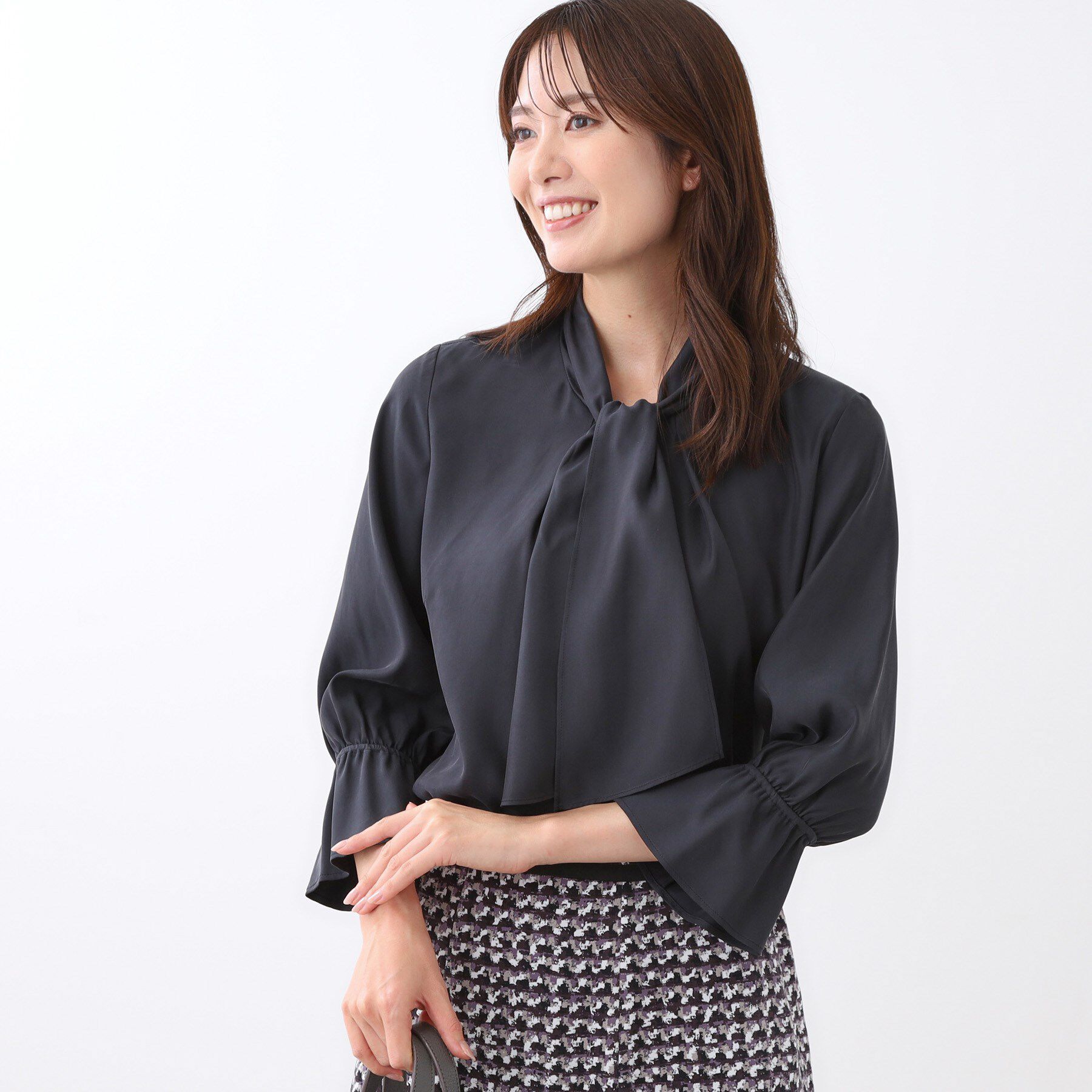 Reflect「【キレイめスタイル／通勤におすすめ◎】ボウタイシャンブレーカラーブラウス」|シャツ・ブラウス|ブラック(019)