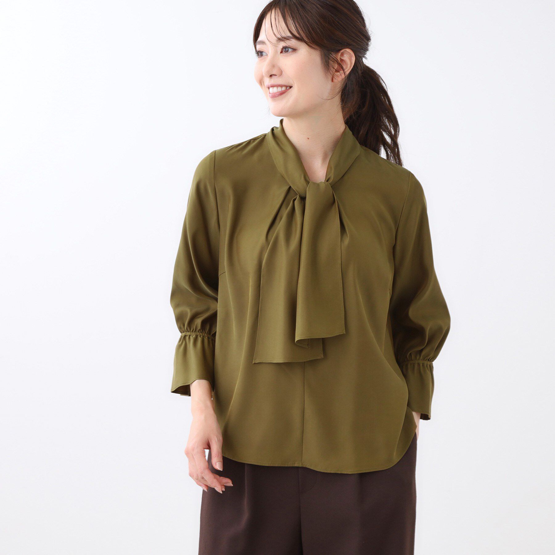 Reflect「【キレイめスタイル／通勤におすすめ◎】ボウタイシャンブレーカラーブラウス」|シャツ・ブラウス|