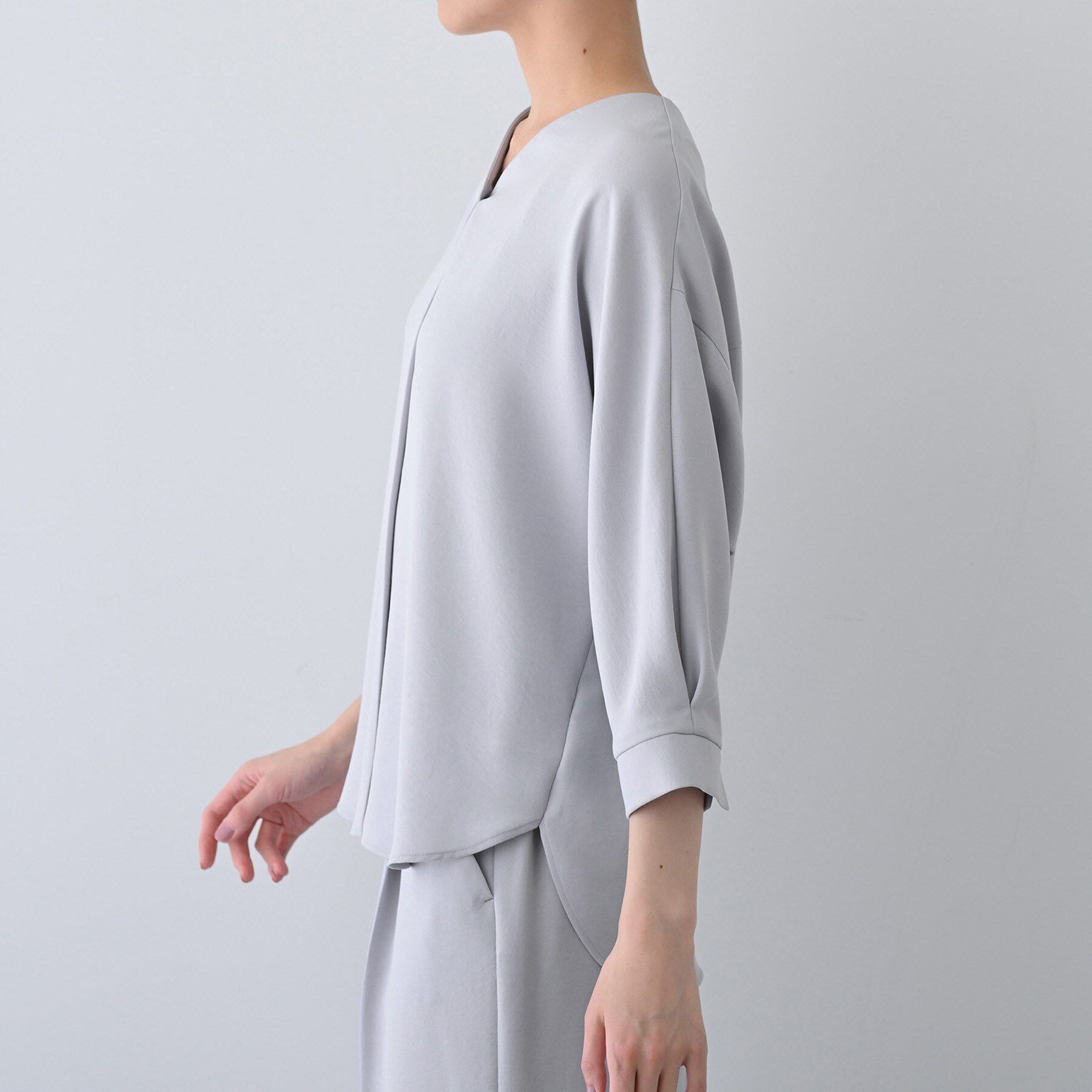 INDIVI「【着る日傘/遮熱/UVケア】Vネックドルマンスリーブブラウス」|シャツ・ブラウス|