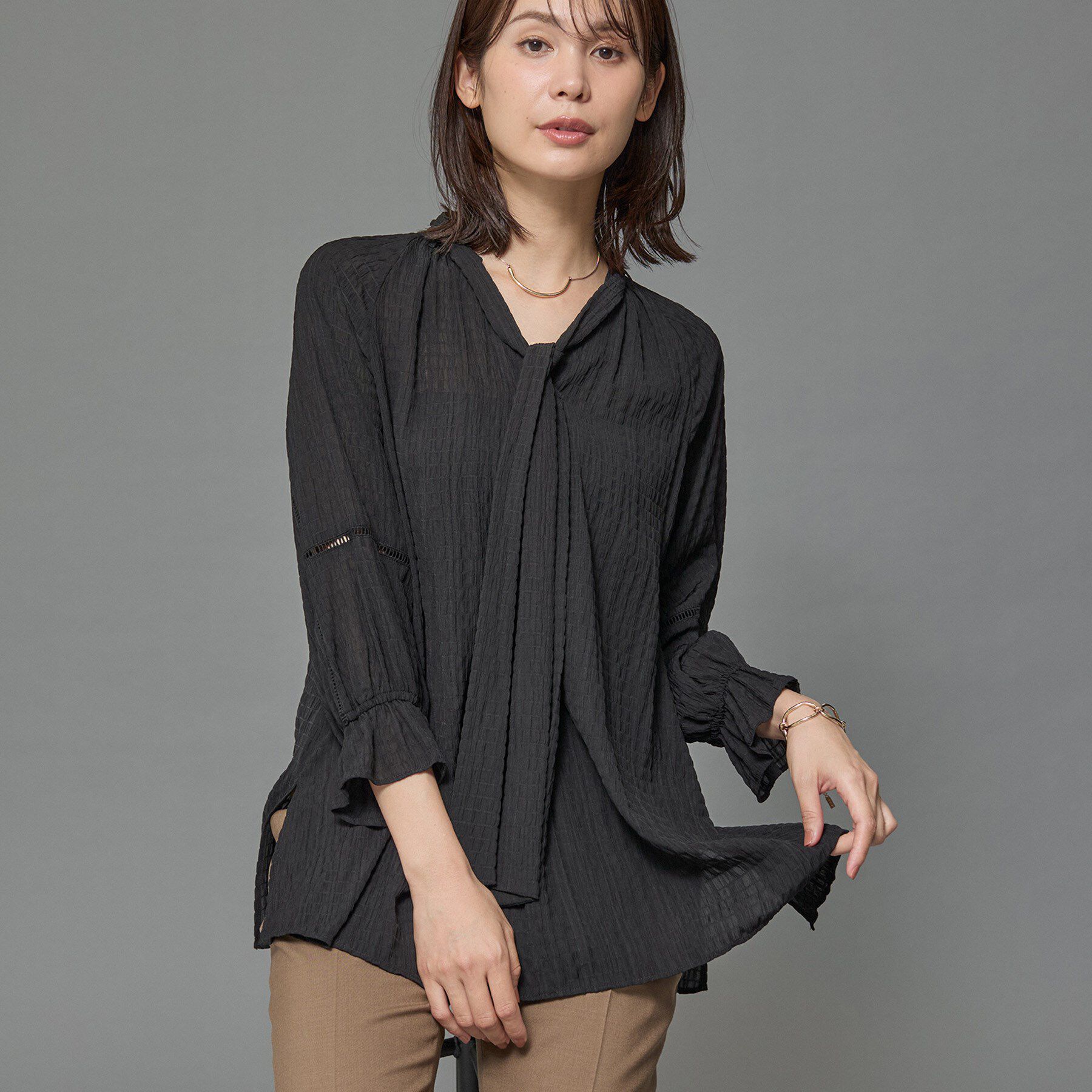 INDIVI「【洗える／シャーリング素材】ボリューム袖エアリーブラウス」|シャツ・ブラウス|ブラック(019)