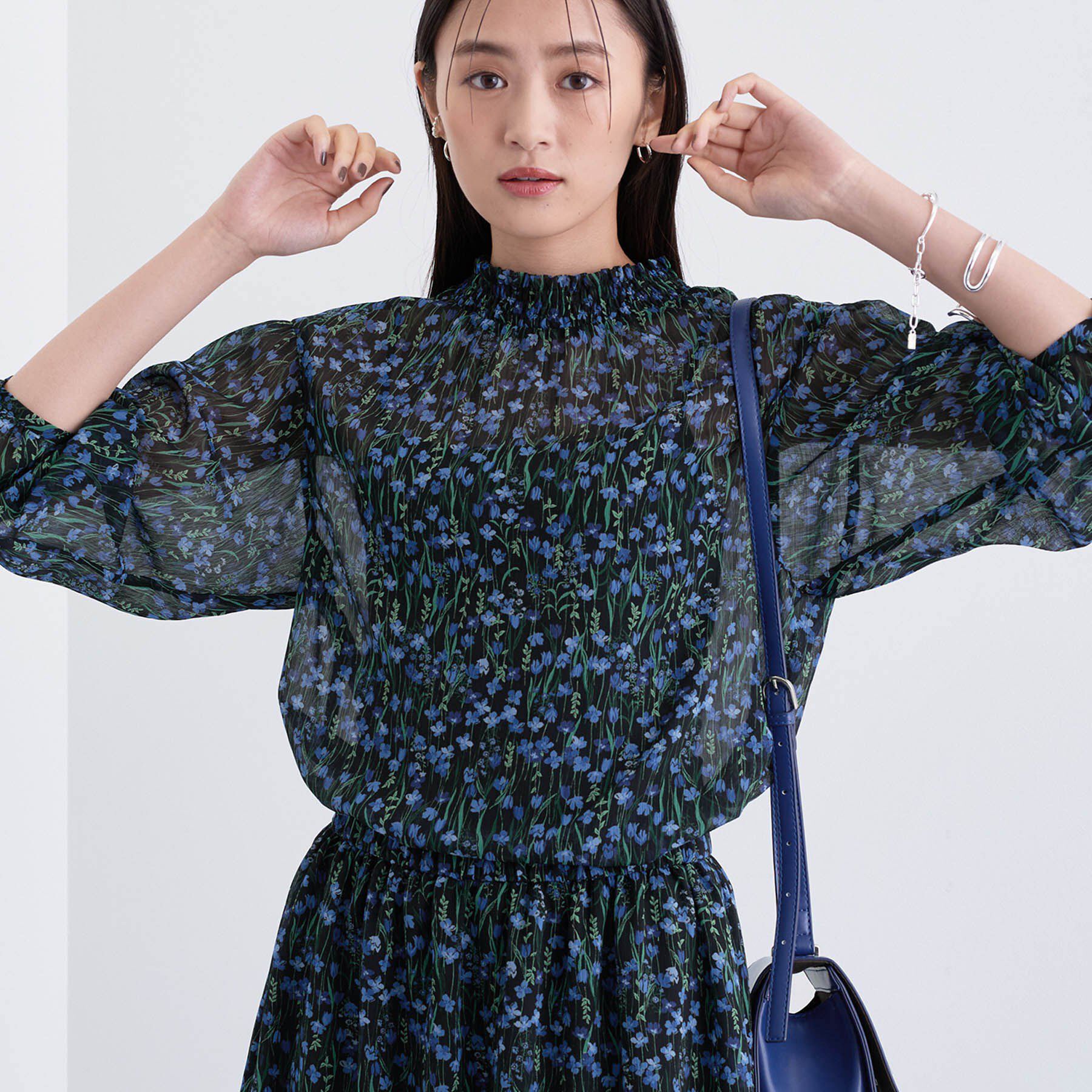 INDIVI「【秋映え柄/セットアップ可能】フラワーシフォンブラウス」|シャツ・ブラウス|ブルー(193)