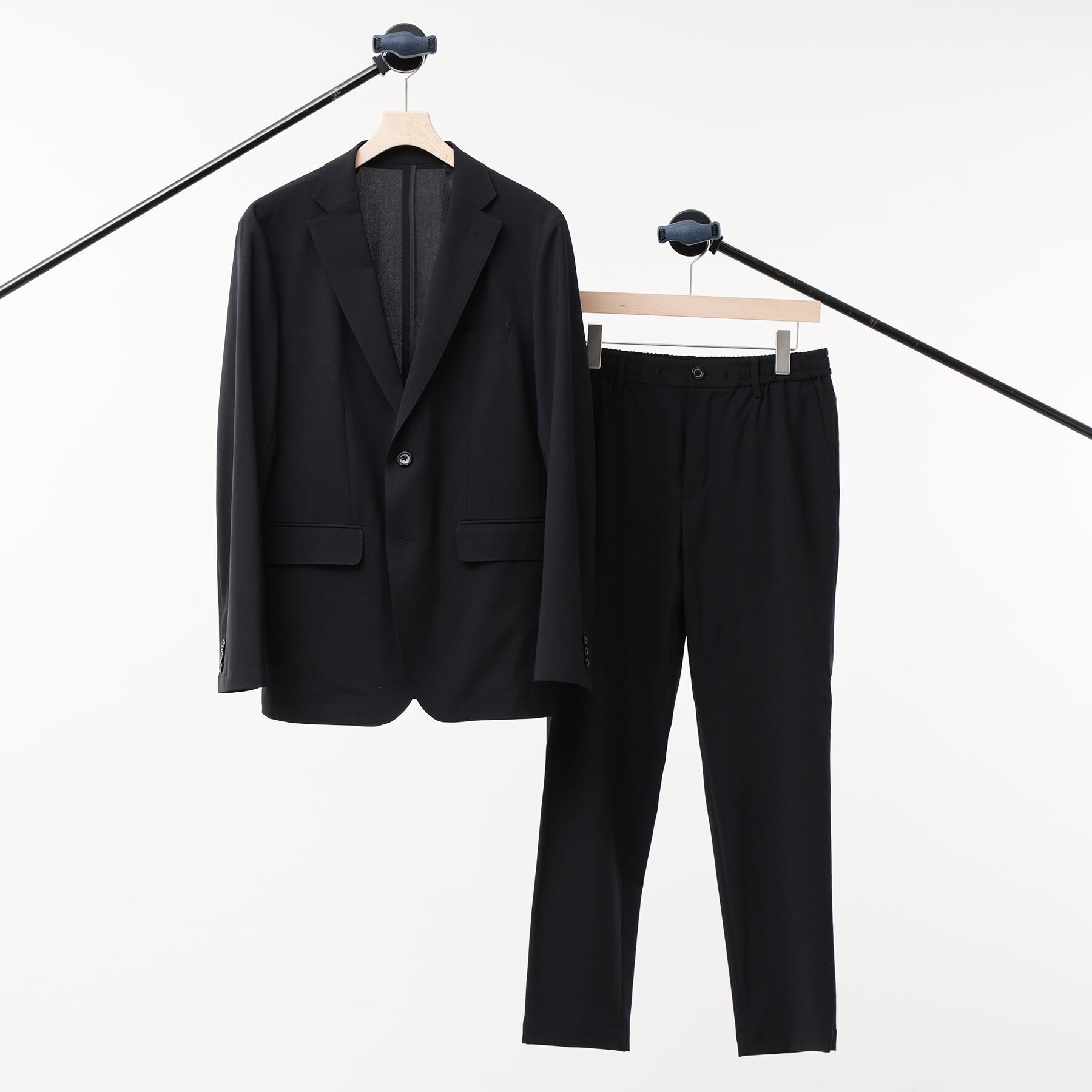 TAKEO KIKUCHI「【LIMITED】吸水速乾セットアップ／背抜きジャケット＆イージーパンツ」|スーツ|ブラック(019)