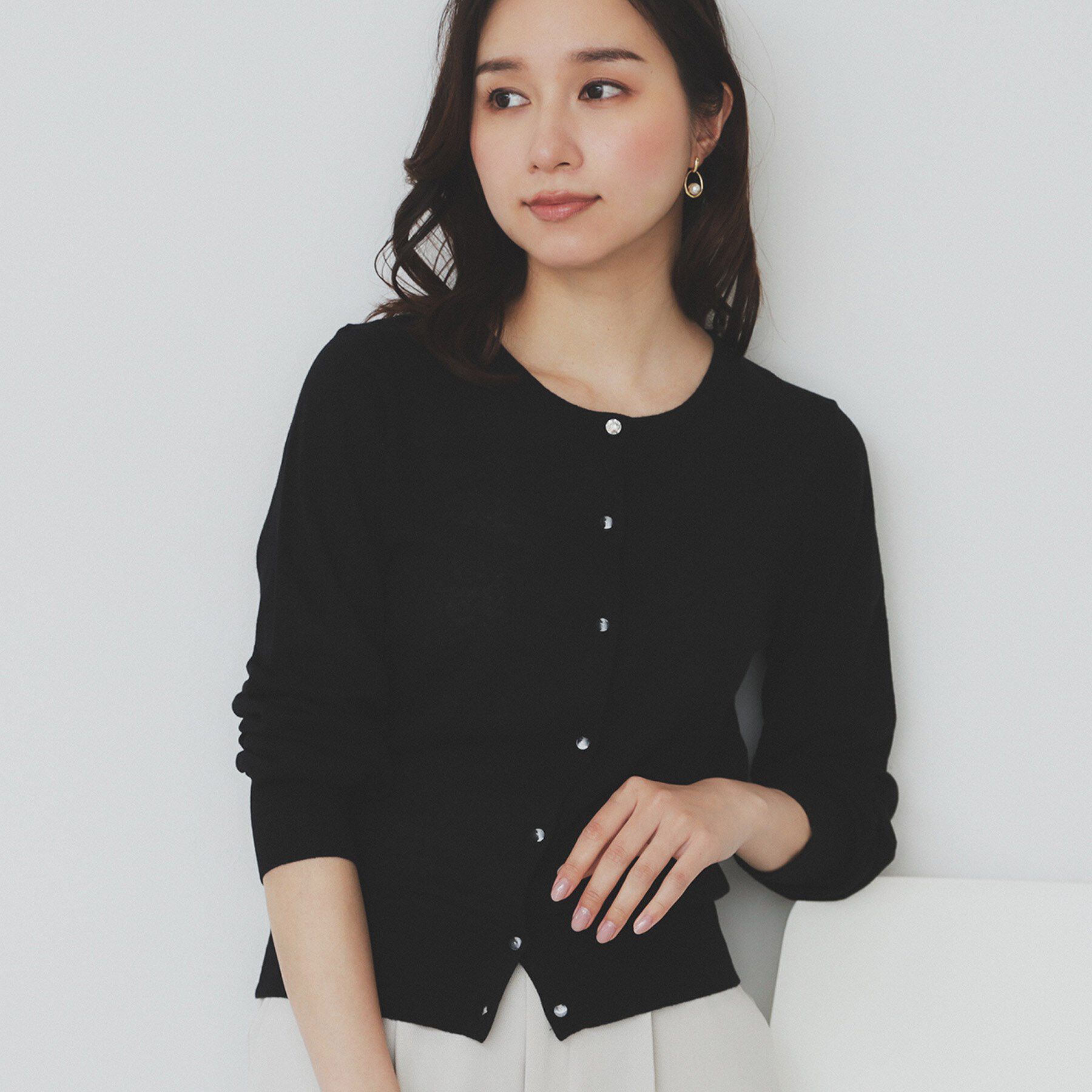 index「《7色展開/XS-LLサイズ》ビジューボタンクルーネックカーディガン【洗濯機洗い可】」|カーディガン|