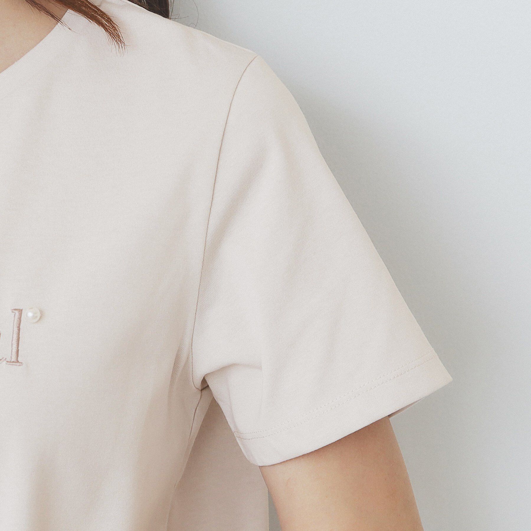 index「パール調刺繍ロゴTシャツ【汗ジミ防止/吸水速乾/接触冷感/UVケア/洗濯機洗い可】」|Tシャツ・カットソー|