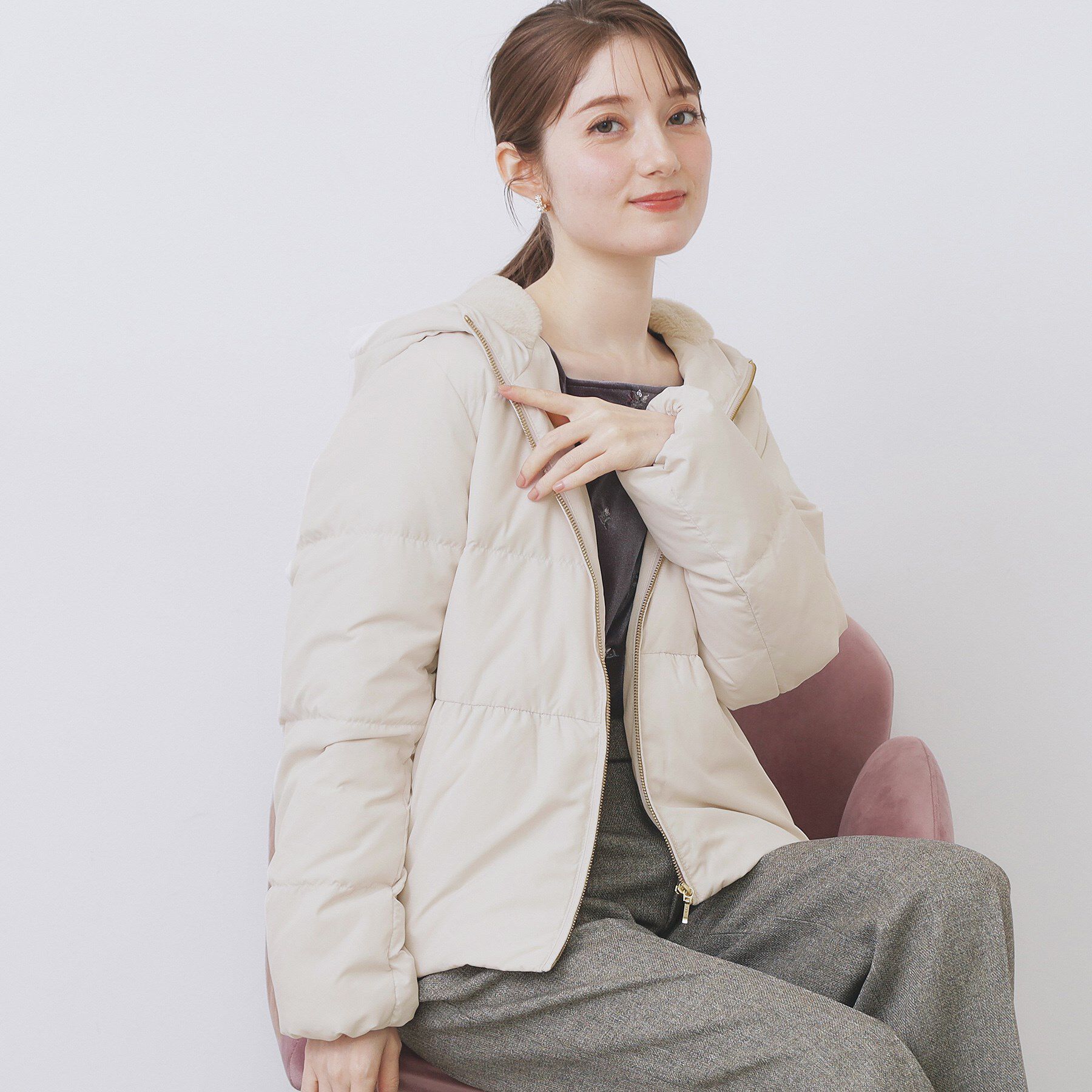 index「KAWADAダウンペプラムショートコート【撥水/洗濯機OK/静電気防止裏地】」|ダウン|グレージュ(050)