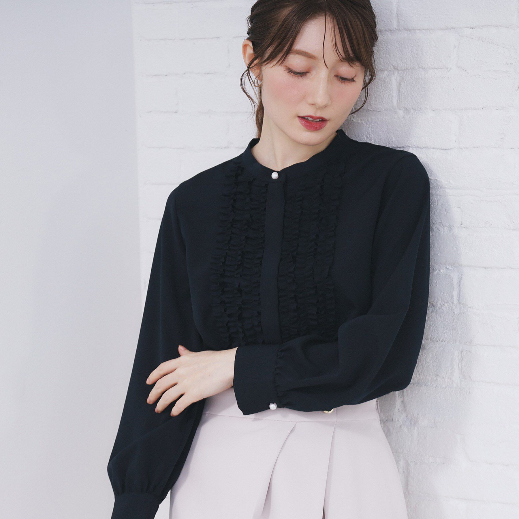 index「バンドカラーフリルブラウス【洗濯機OK/イージーアイロン】」|シャツ・ブラウス|ネイビー(094)