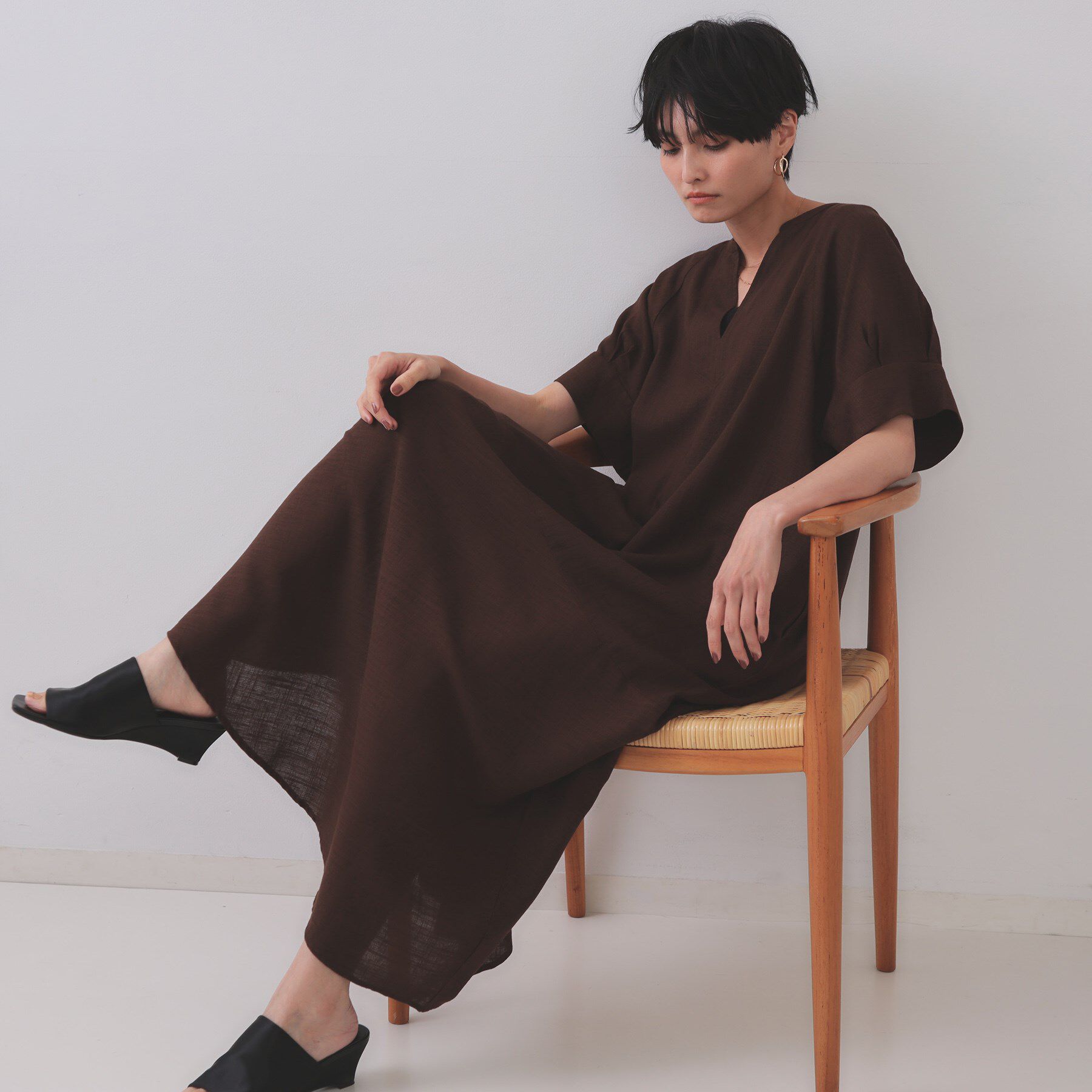 OPAQUE.CLIP「レーヨン麻キーネックワンピース【洗える】」|ワンピース|ブラウン(044)