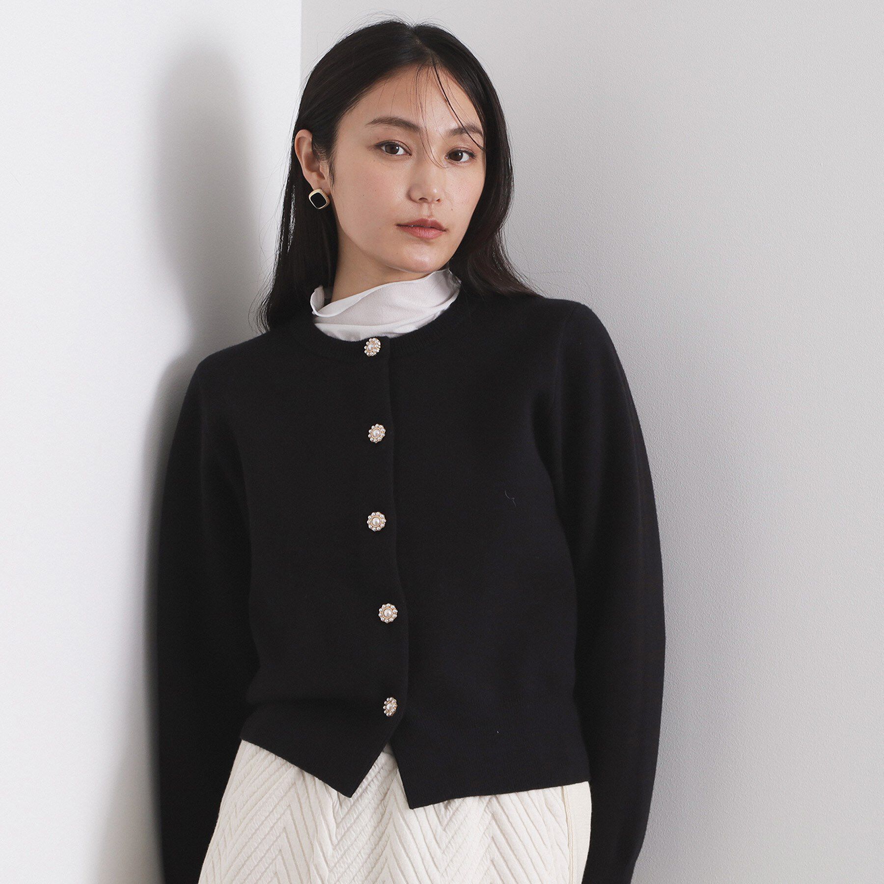 OPAQUE.CLIP「フェイクパールビジューボタンニットカーディガン【洗濯機OK】」|カーディガン|ブラック(019)
