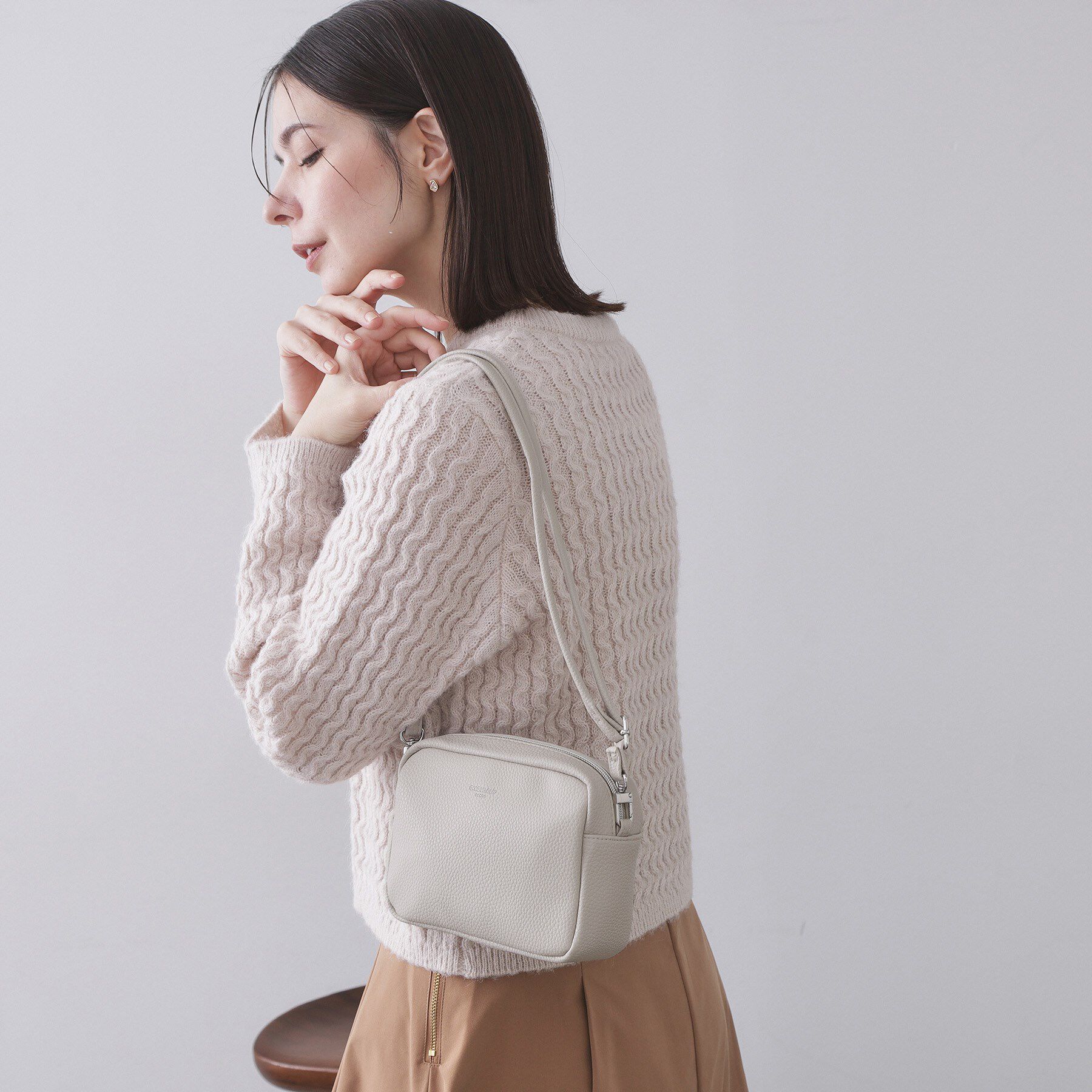 OPAQUE.CLIP「シュリンク合皮スクエアミニショルダーバッグ【軽量／長さ調整可能】」|ショルダー・メッセンジャー|ベージュ(052)