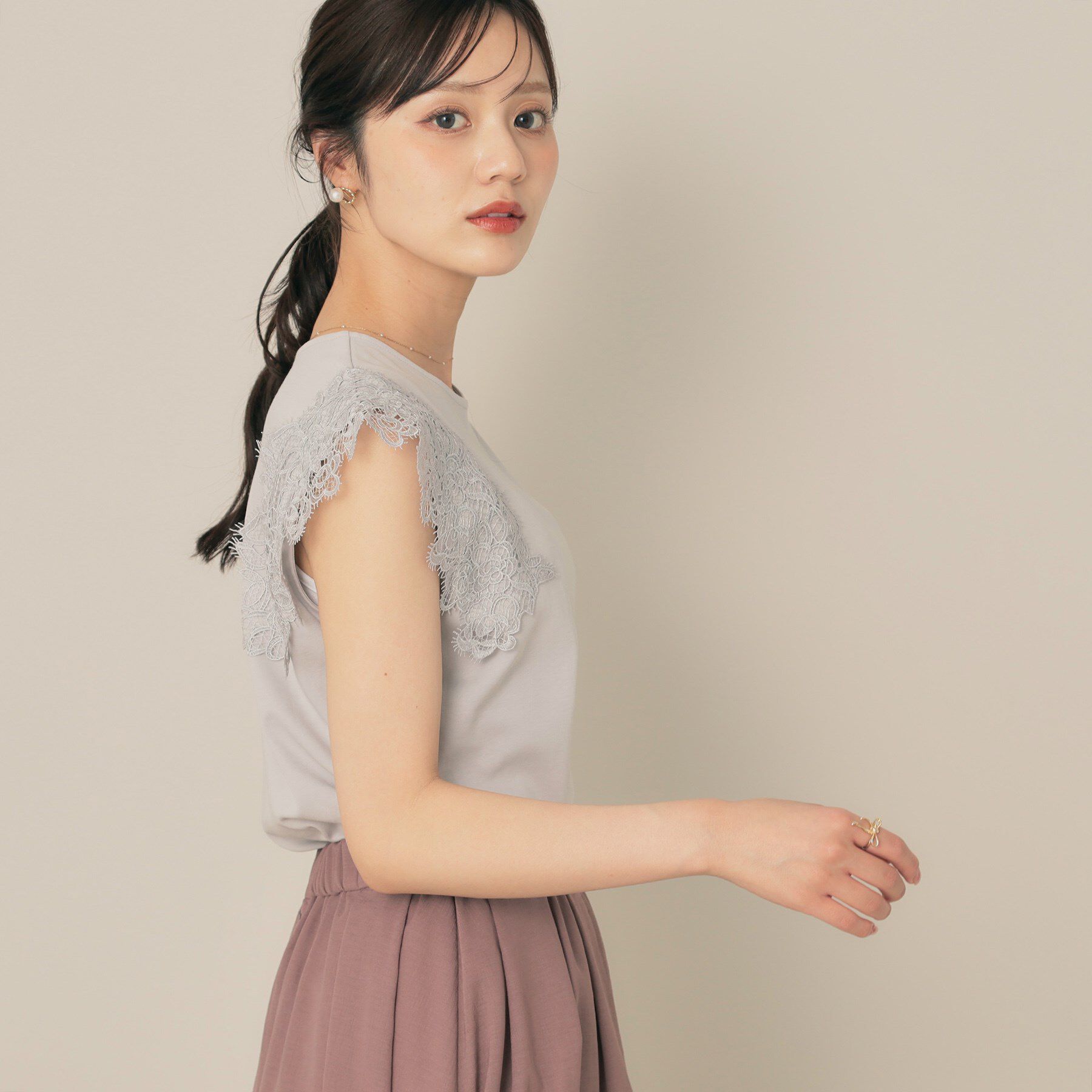 Couture broach「【マシンウォッシャブル・UVケア・接触冷感】フレンチ肩レースカットソー」|Tシャツ・カットソー|