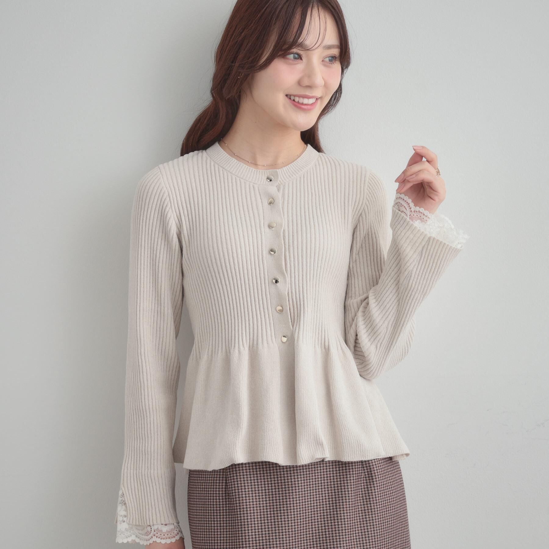 Couture broach「【袖口レース・着映え】短毛モールペプラム カーデ」|カーディガン|