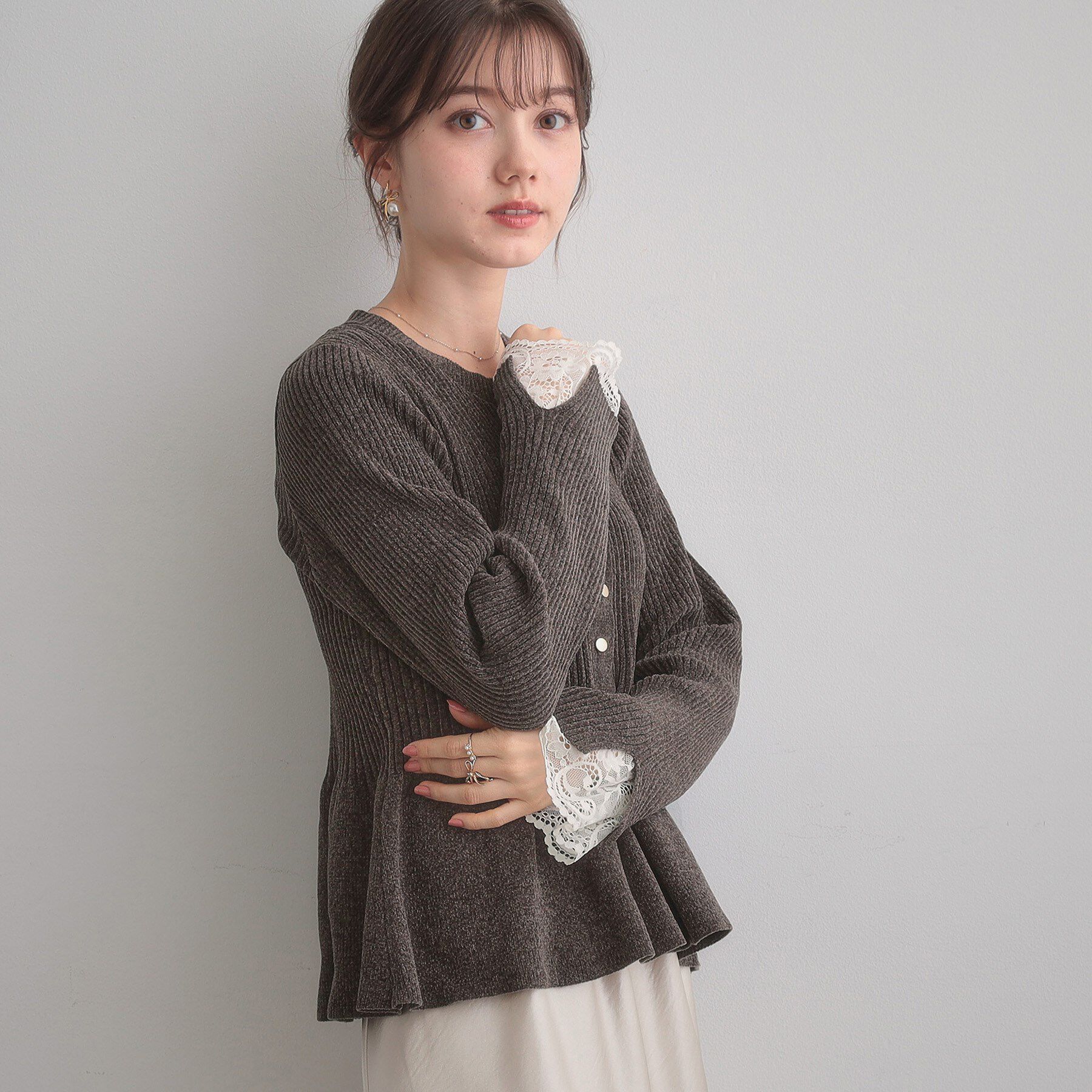 Couture broach「【袖口レース・着映え】短毛モールペプラム カーデ」|カーディガン|