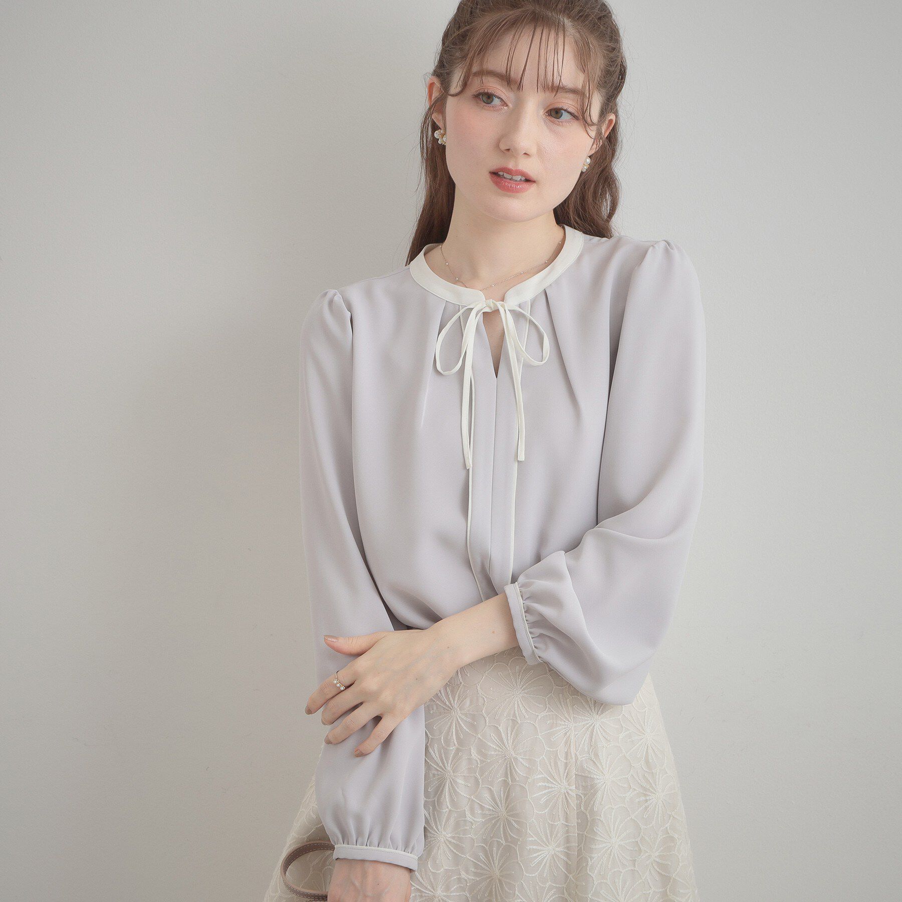 Couture broach「【洗える・ハレの日・通勤】配色 細リボンタイ ブラウス」|シャツ・ブラウス|