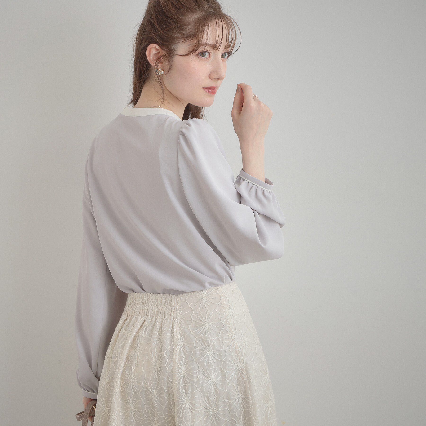 Couture broach「【洗える・ハレの日・通勤】配色 細リボンタイ ブラウス」|シャツ・ブラウス|