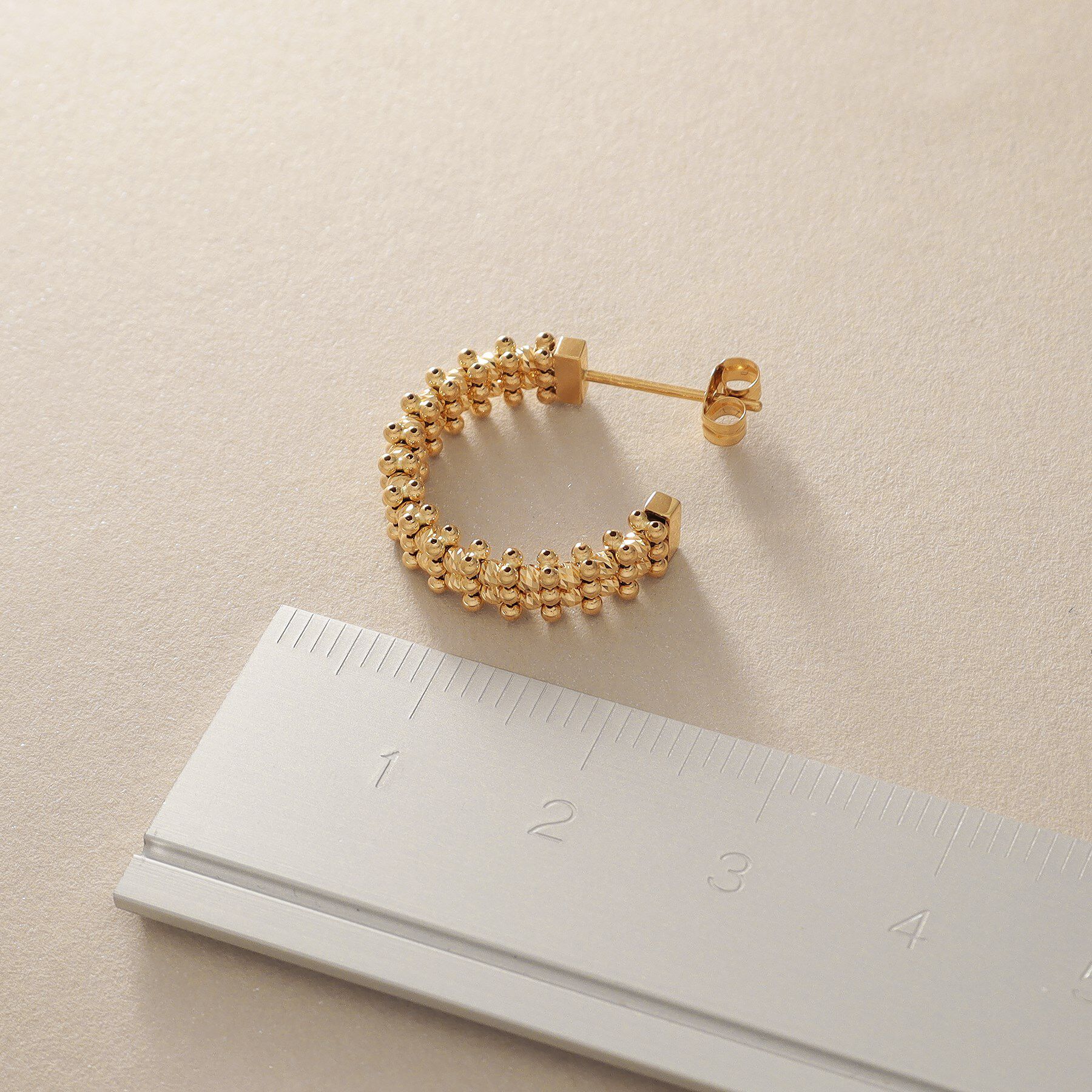 COCOSHNIK「K18ハニーカットボールフープ スタッドピアス」|ピアス|