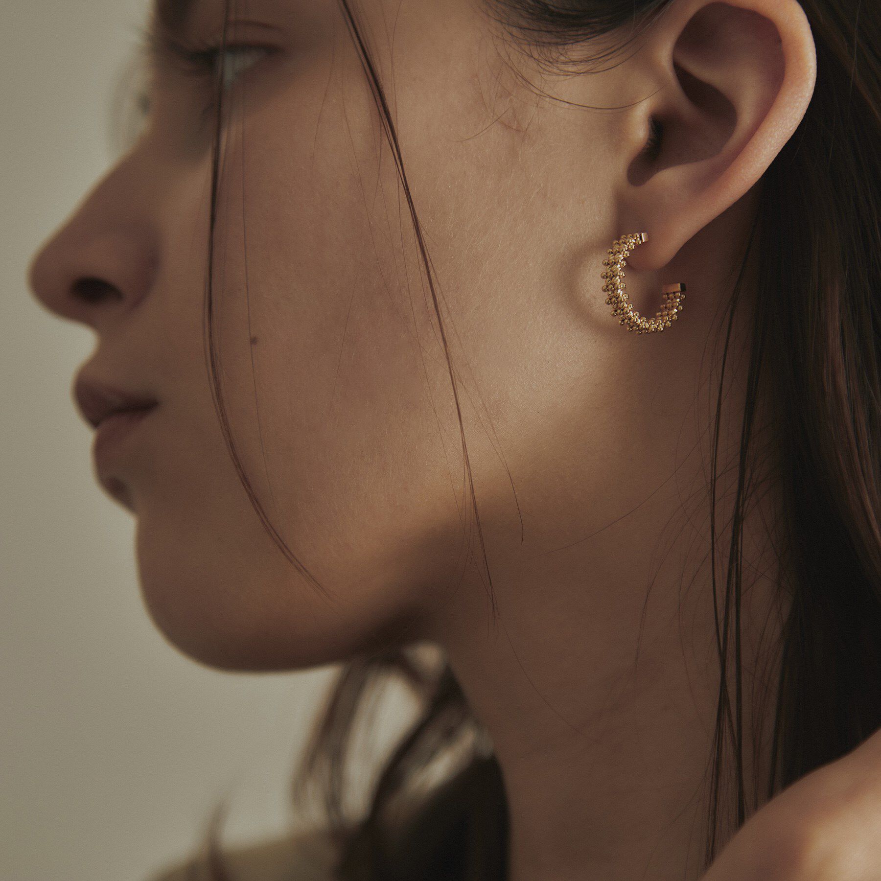 COCOSHNIK「K18ハニーカットボールフープ スタッドピアス」|ピアス|