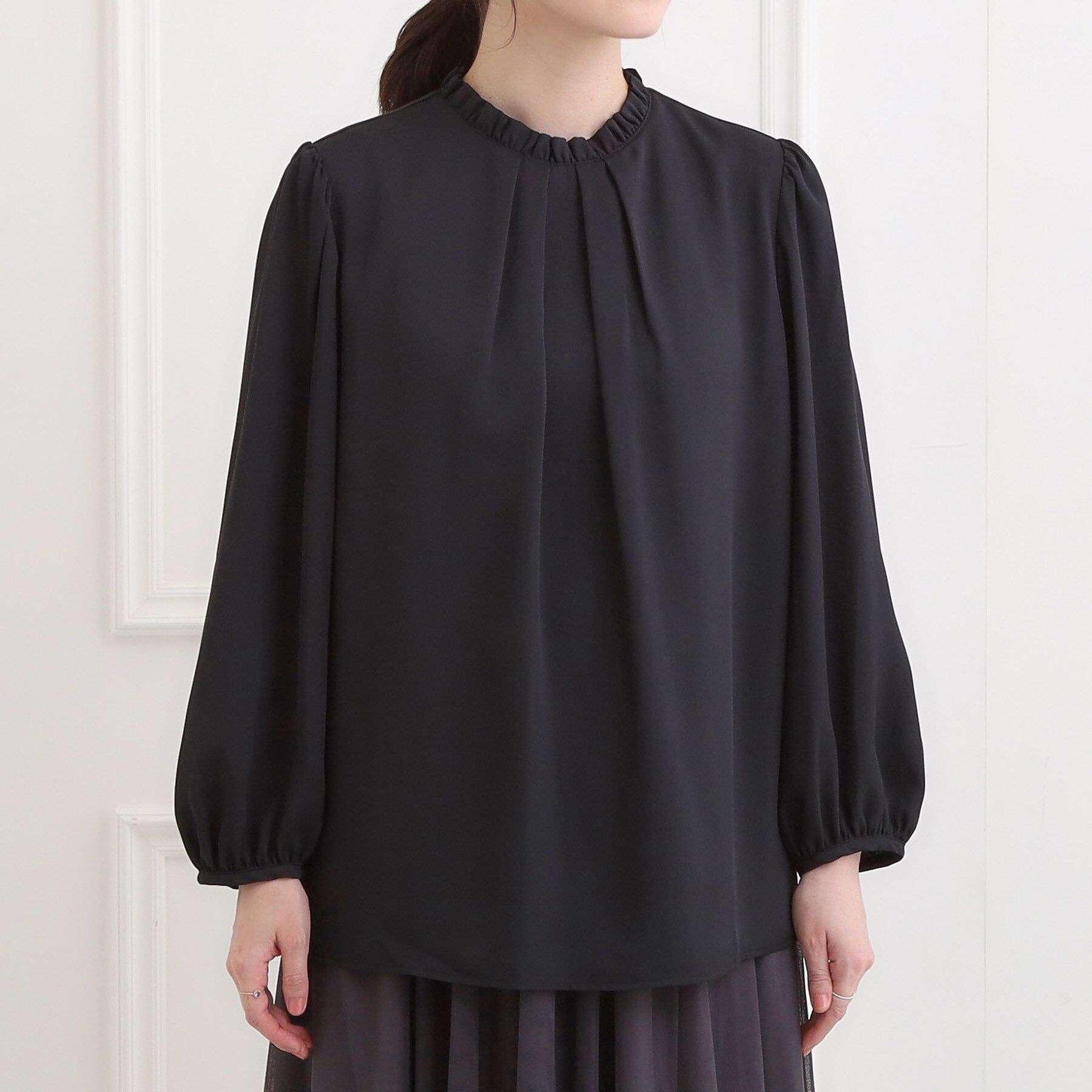 SHOO･LA･RUE「【洗濯機可/裏地つき】プチフリルで上品に クルーネックブラウス」|シャツ・ブラウス|