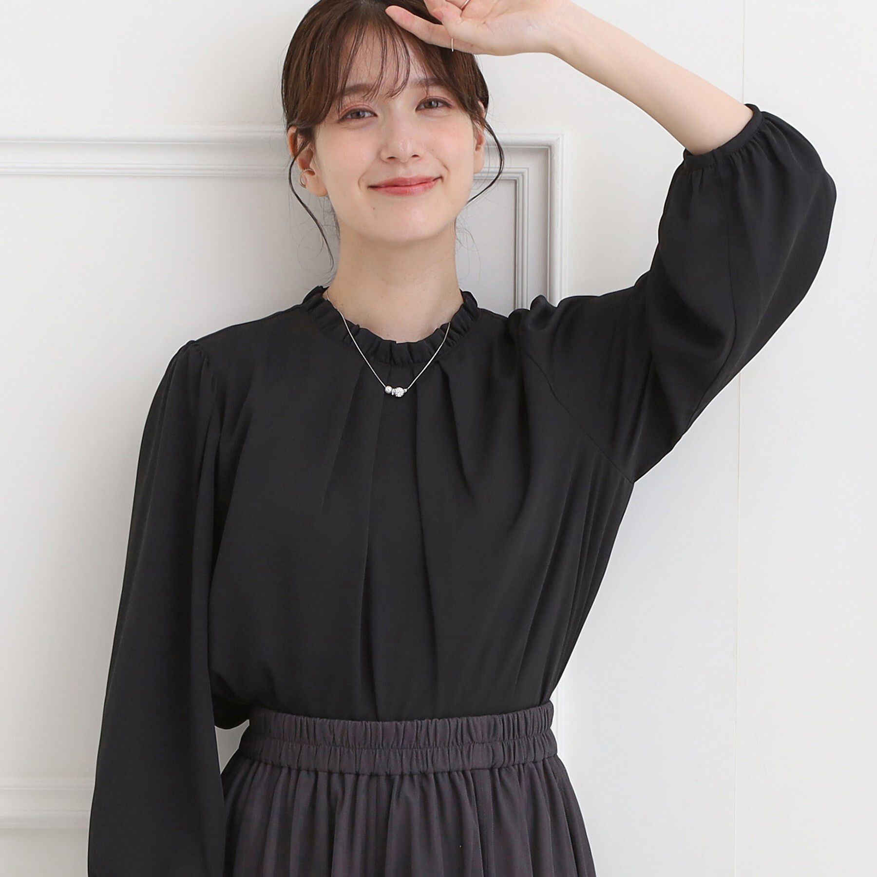 SHOO･LA･RUE「【洗濯機可/裏地つき】プチフリルで上品に クルーネックブラウス」|シャツ・ブラウス|ブラック(019)