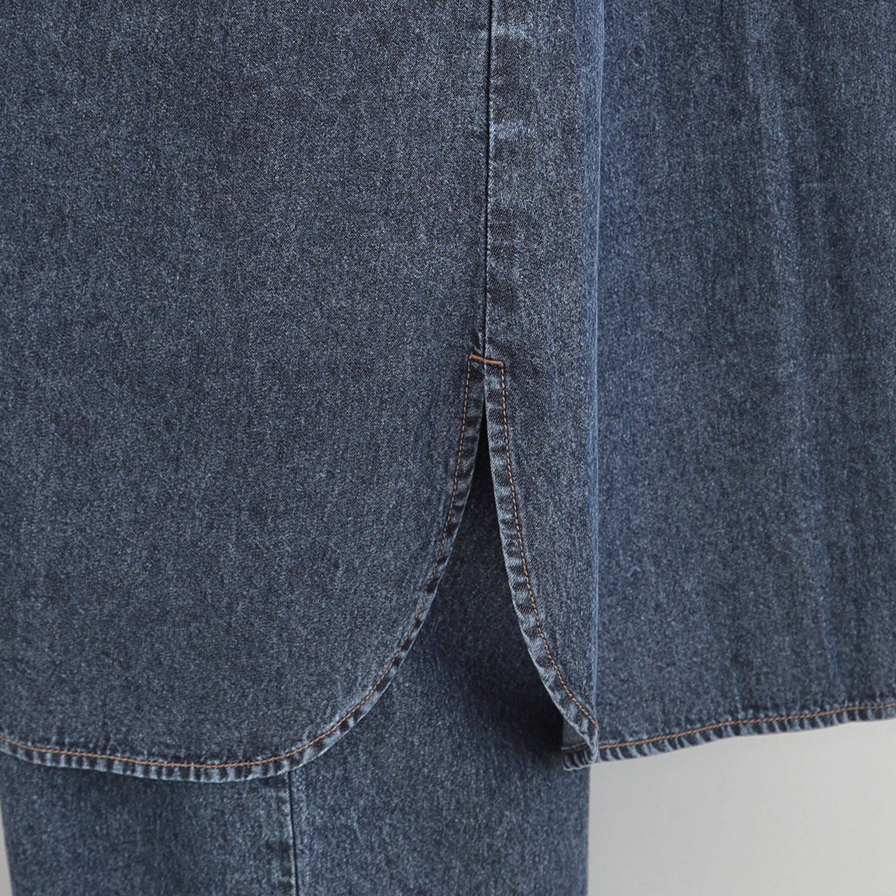 SHOO･LA･RUE「【ライトオンスデニム/S-LL】体型カバーにも 首元すっきり ロングデニムシャツワンピース」|ワンピース|