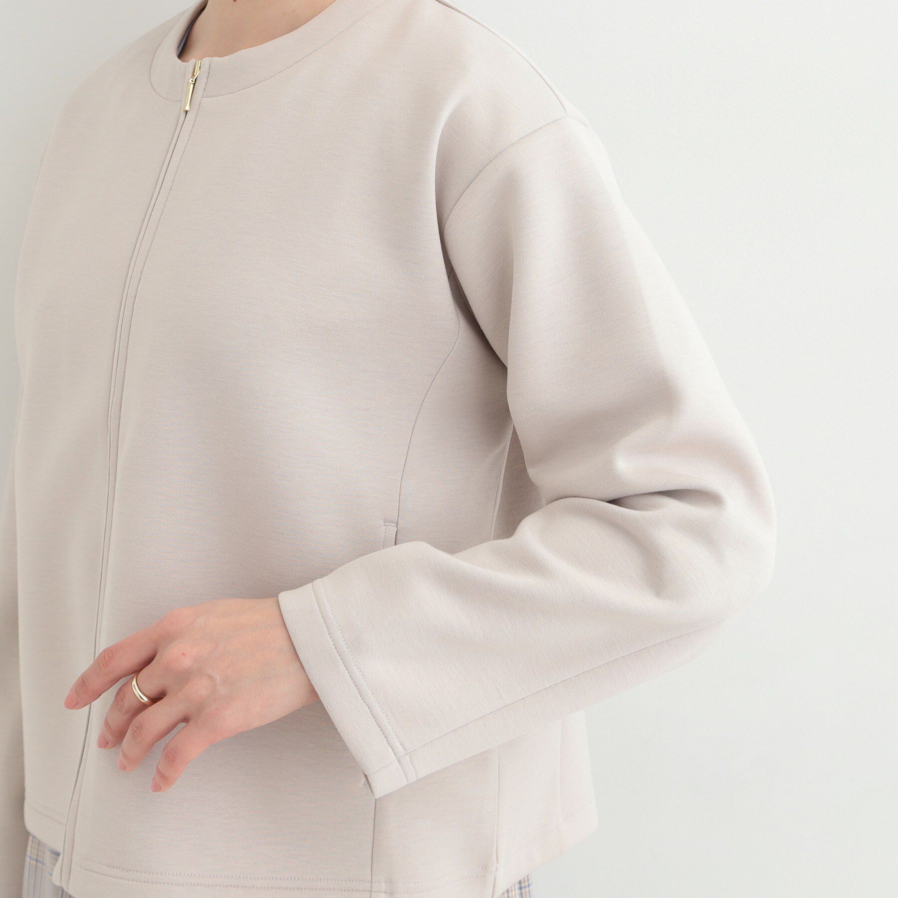 SHOO･LA･RUE「【セットアップ可/S-LL/なめらかタッチ】大人のきれいめスタイルに ノーカラージップブルゾン」|ブルゾン・スタジャン|