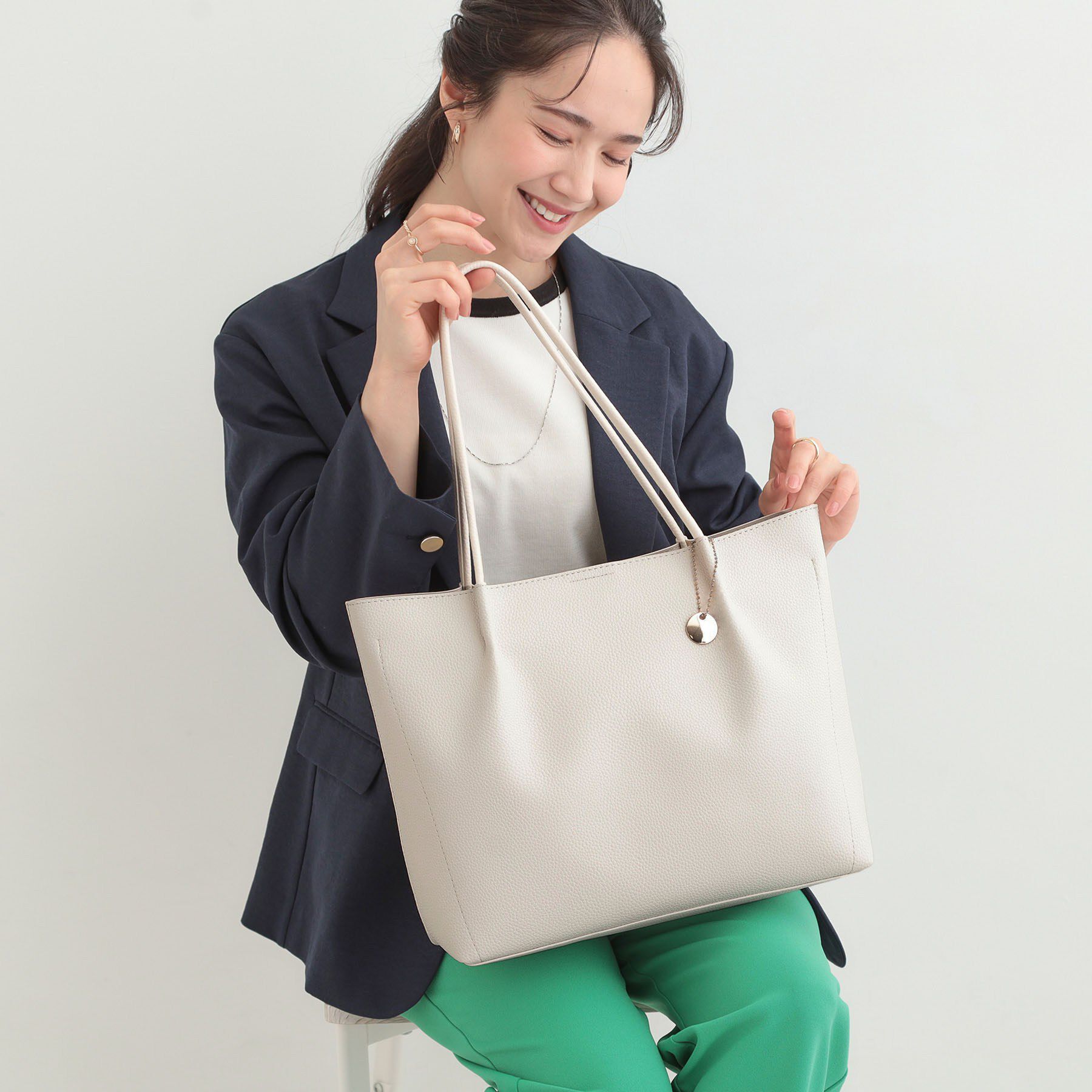 SHOO･LA･RUE「【軽量/通勤・通学】3層で使いやすい　A4トートバッグ」|トートバッグ|アイボリー(004)