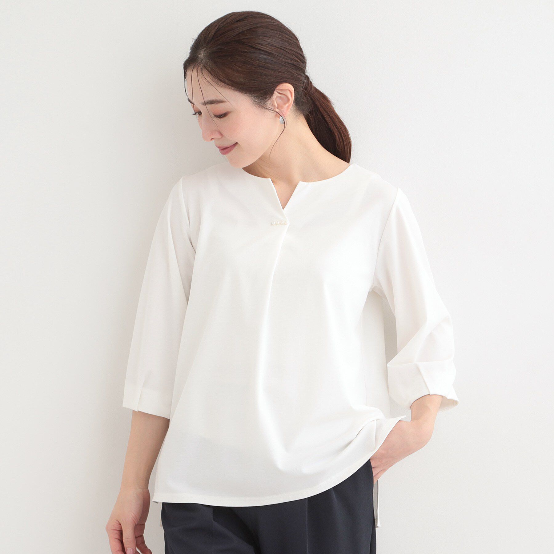 SHOO･LA･RUE「【洗濯機可/イージーケア/UV】パール調付きカットブラウス」|シャツ・ブラウス|