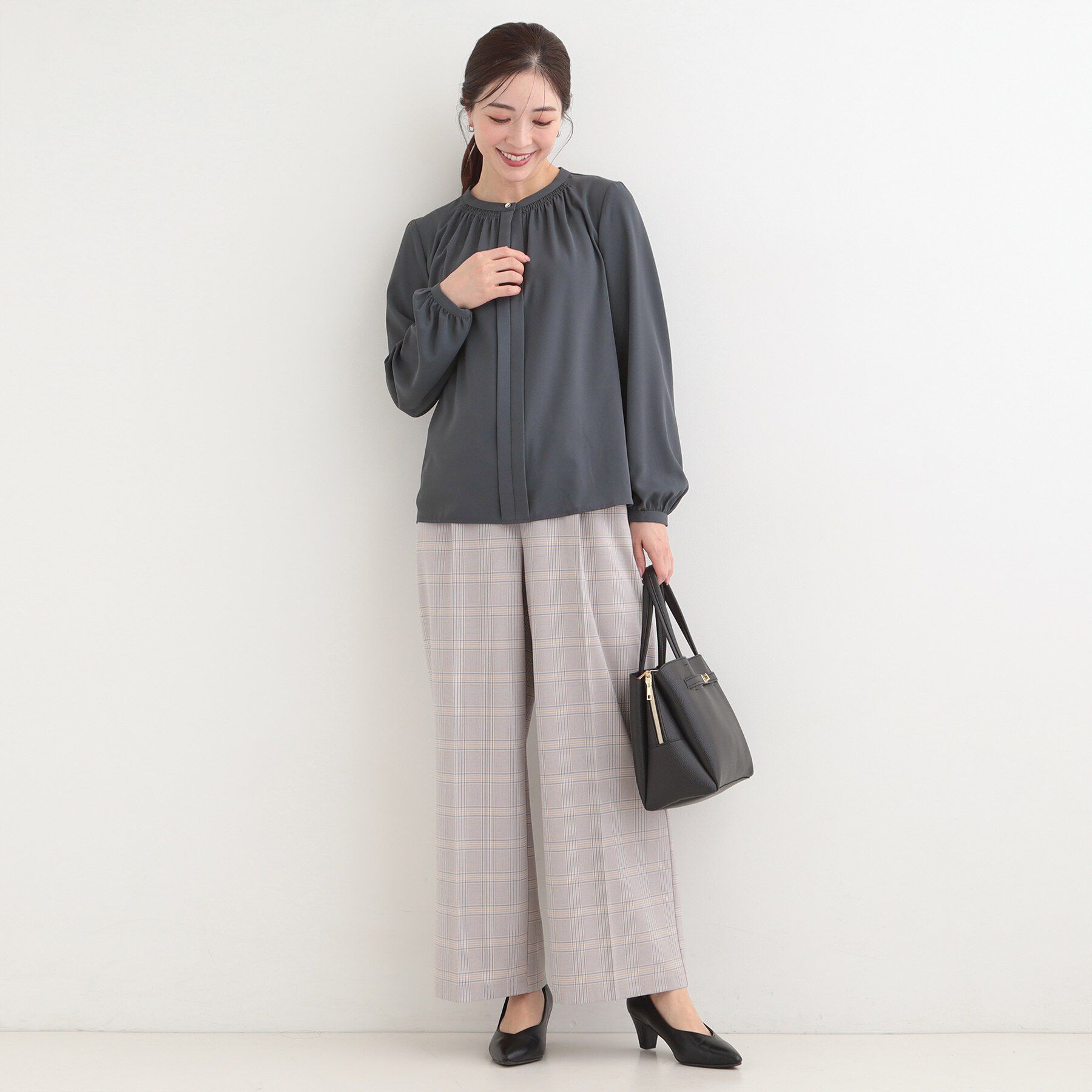 SHOO･LA･RUE「【洗濯機可/吸水速乾】メタルボタンがアクセント ふんわりギャザーブラウス」|シャツ・ブラウス|