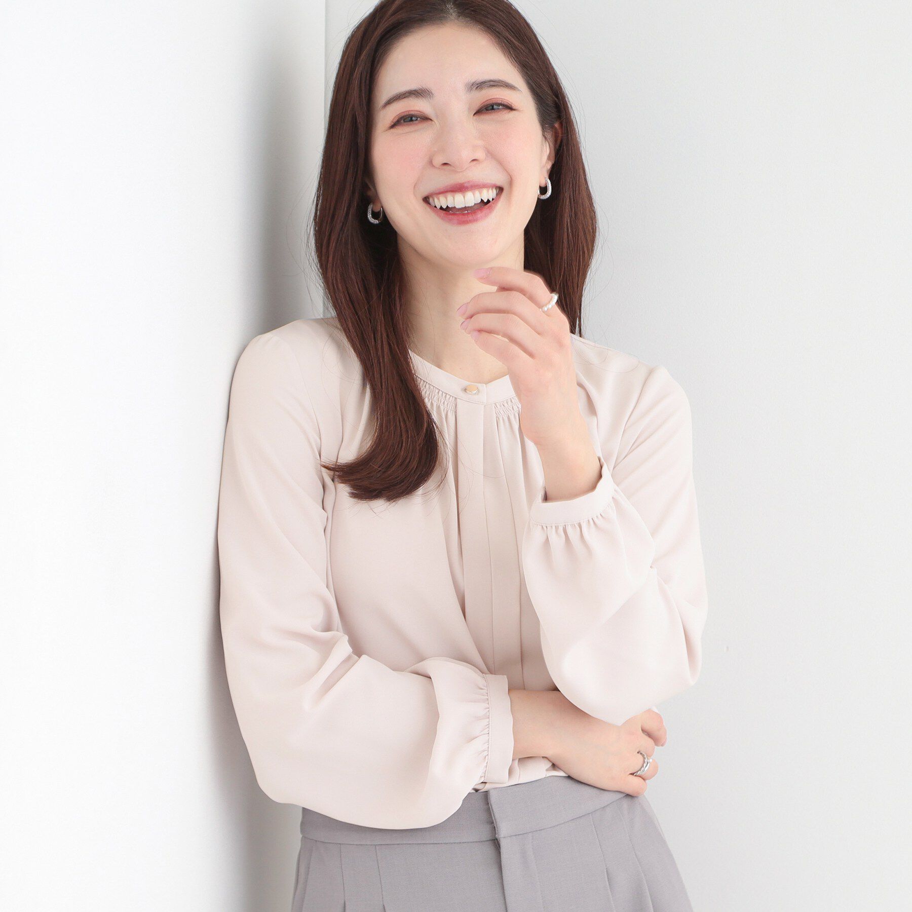 SHOO･LA･RUE「【洗濯機可/吸水速乾】メタルボタンがアクセント ふんわりギャザーブラウス」|シャツ・ブラウス|ライトピンク(070