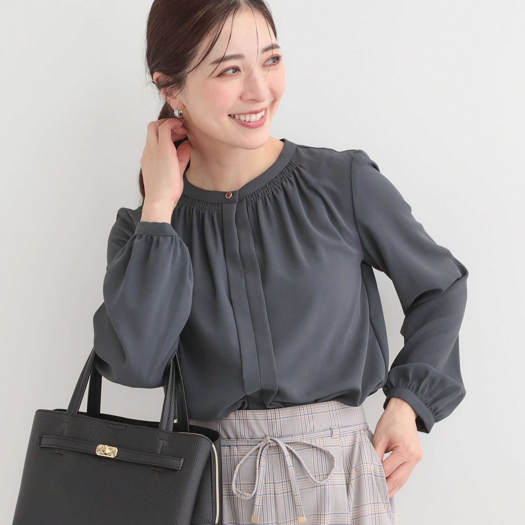 SHOO･LA･RUE「【洗濯機可/吸水速乾】メタルボタンがアクセント ふんわりギャザーブラウス」|シャツ・ブラウス|ネイビー(094)